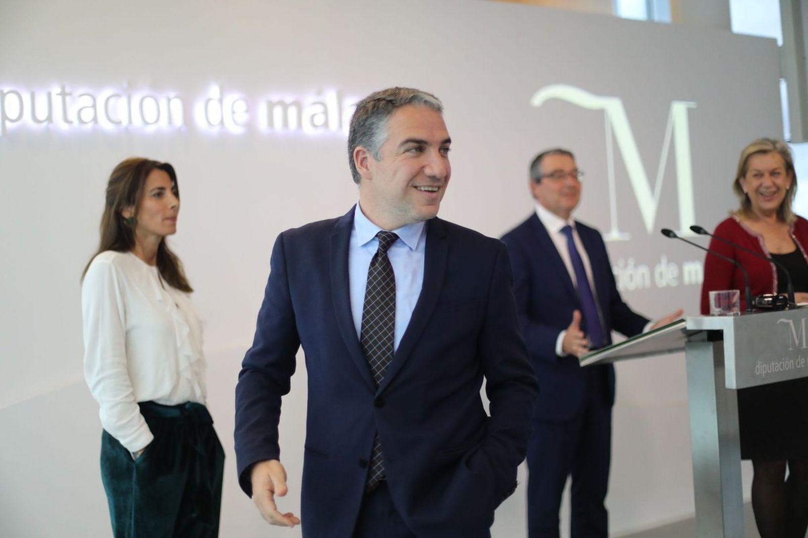 Bendodo, en la Diputación de Málaga, junto a sus ya excompañeros de corporación.