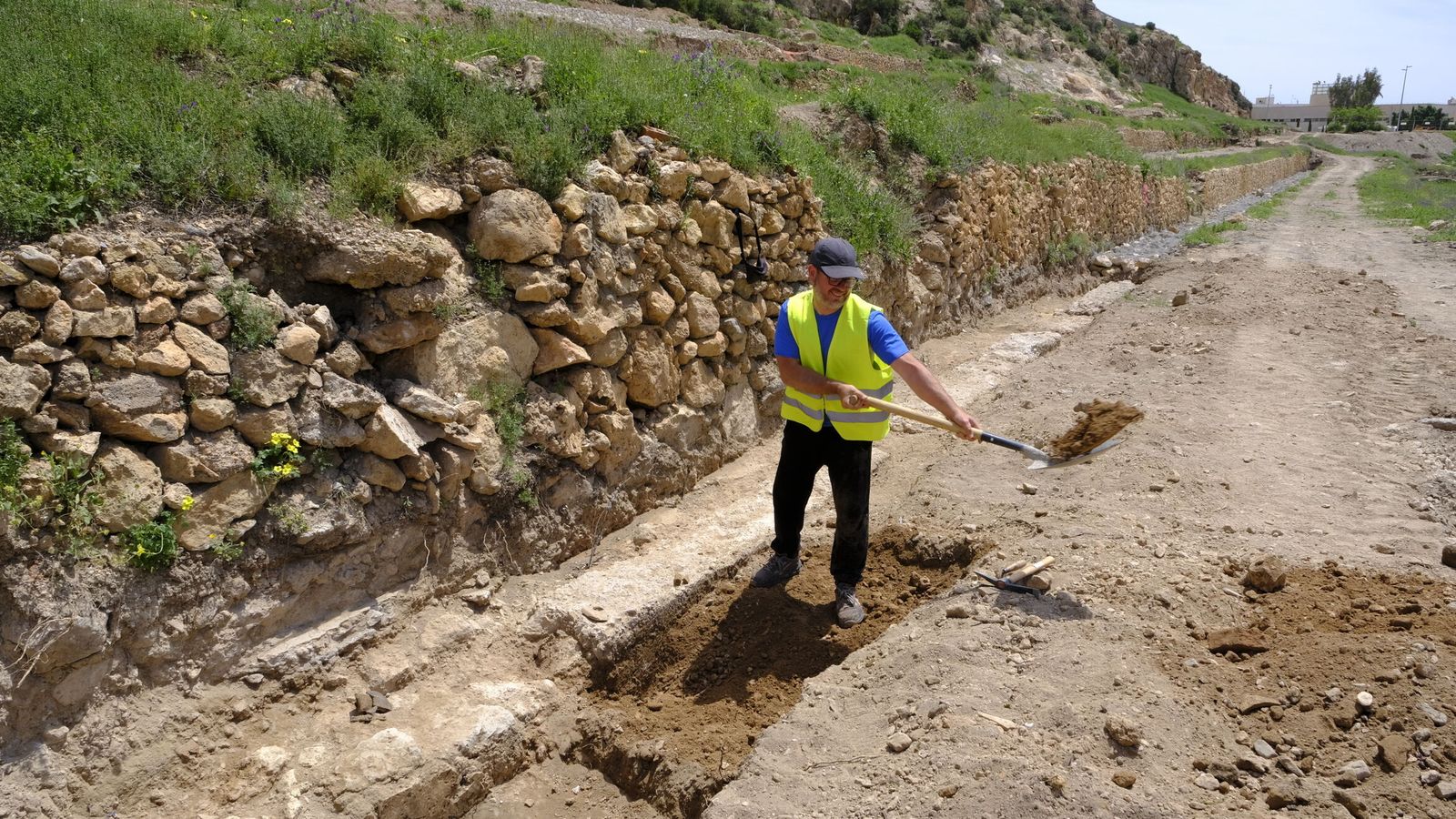 Trabajos manuales para recuperar los muros de piedra en La Hoya