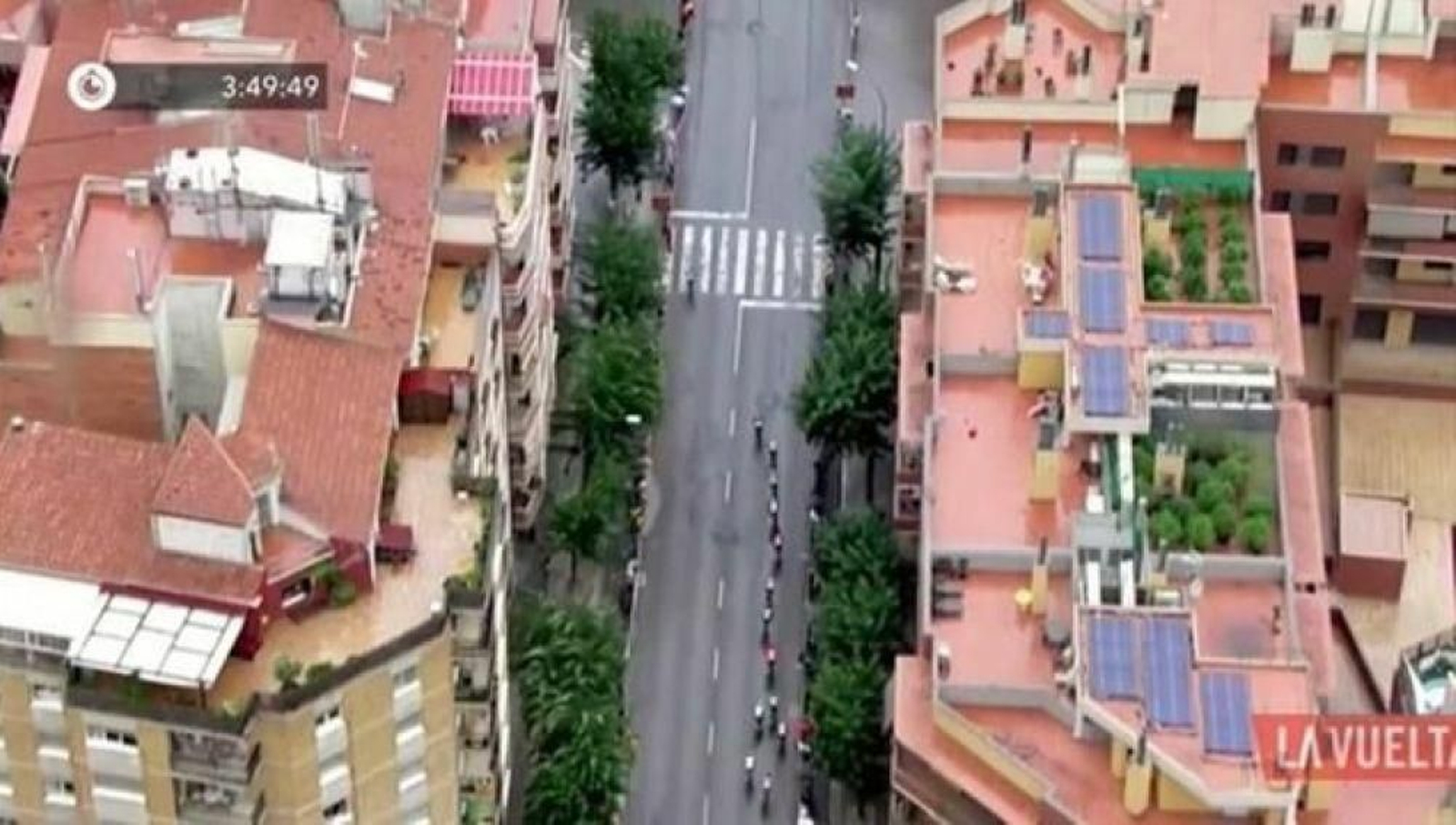 4. El helicóptero de la Vuelta. TVE y Antena 3 Radio (con José María García) empezaron a pugnar en la narración de la prueba ciclista española. Las tomas aéreas son imprescindibles en la Vuelta. Este año el helicóptero involuntariamente ayudó a la Guardia Civil a localizar una plantación de marihuana en una terraza