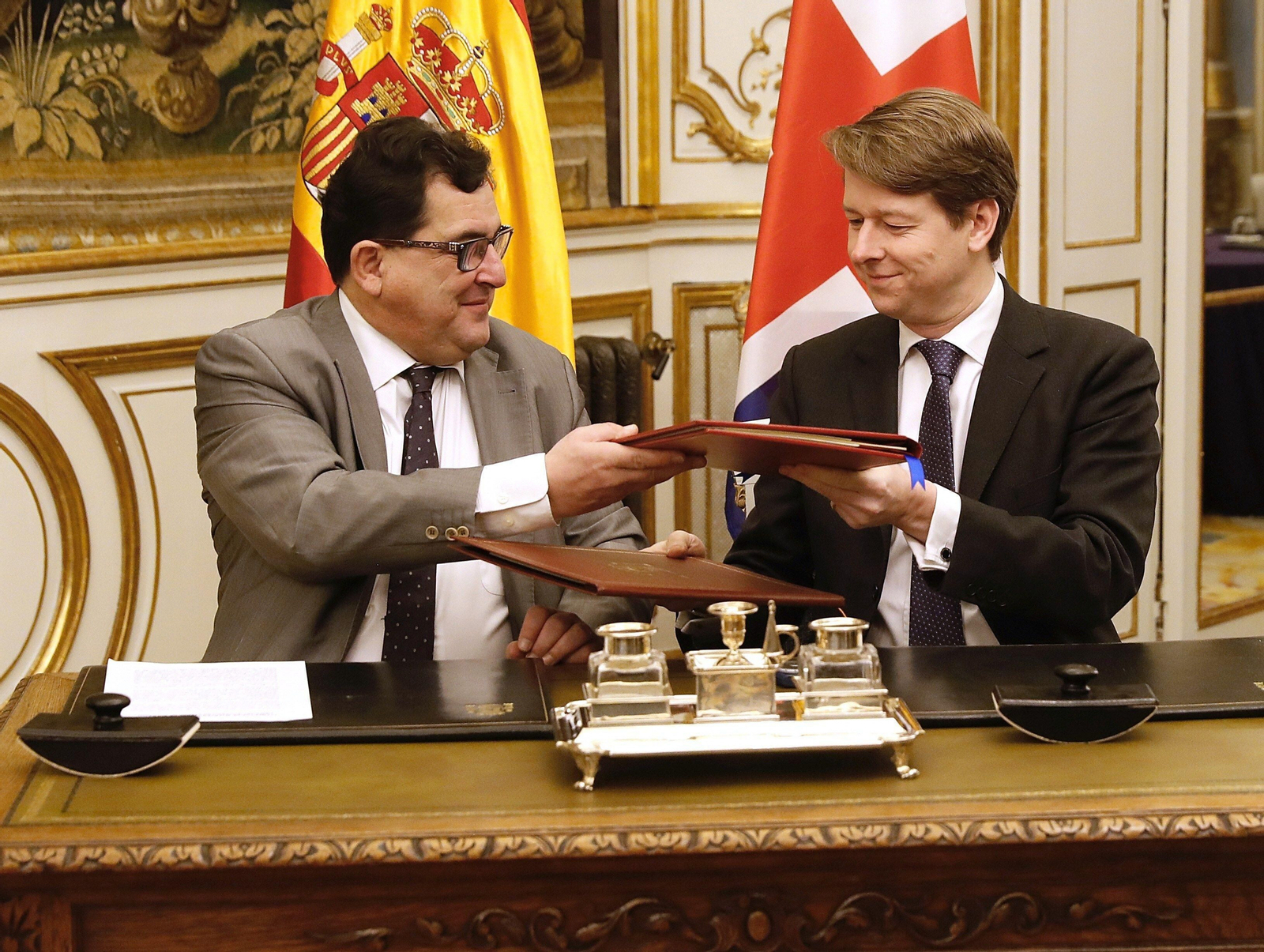 El secretario de Estado para la UE, Luis Marco Aguiriano, y el subsecretario de Estado del Departamento británico para el Brexit, Robin Walker