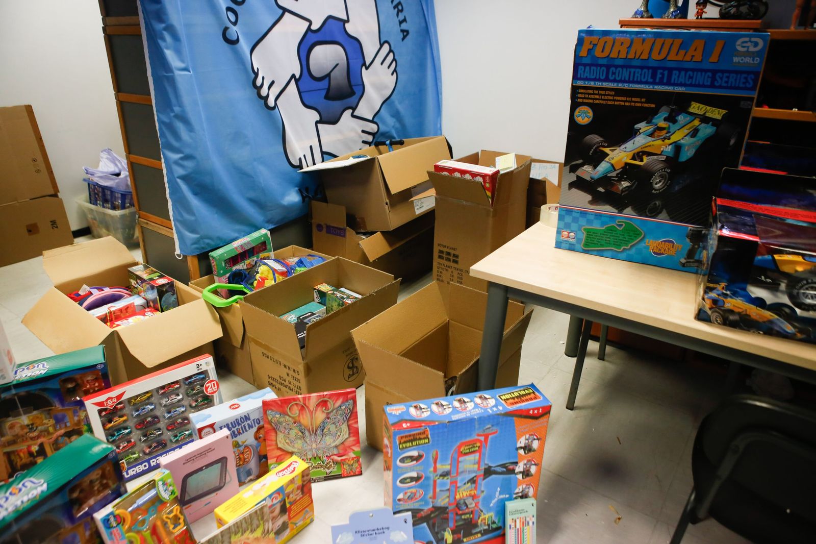 Fotos del reparto de juguetes de la Coordinadora Solidaria del Puerto de Algeciras