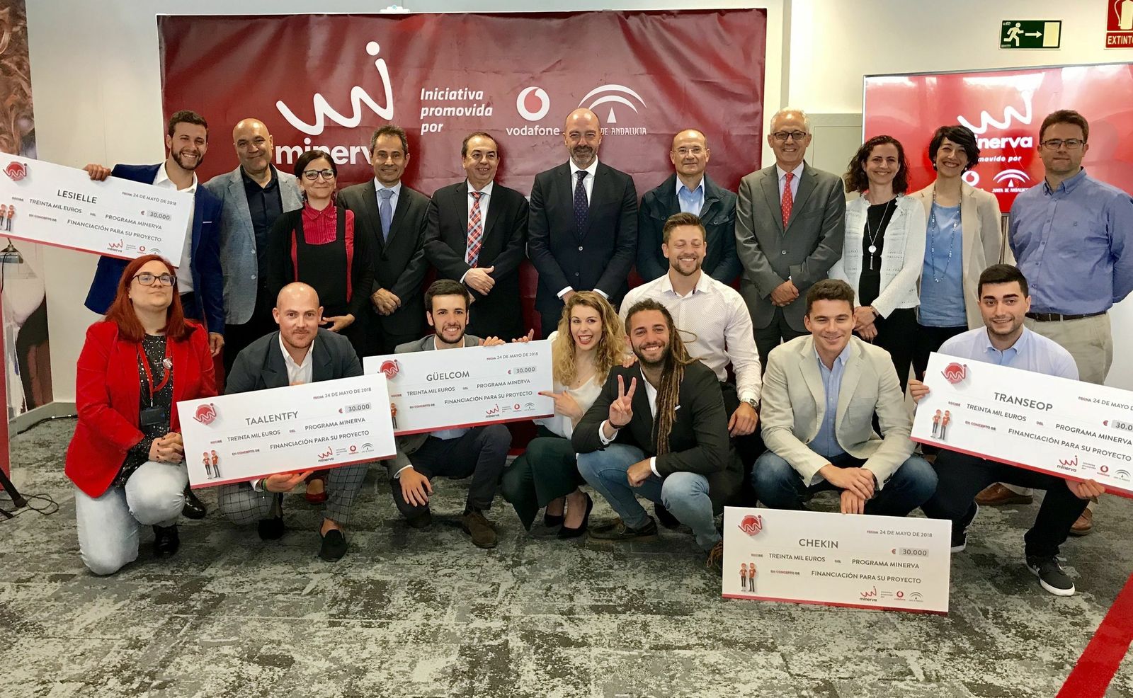 Fotografía de familia de los participantes en la última edición