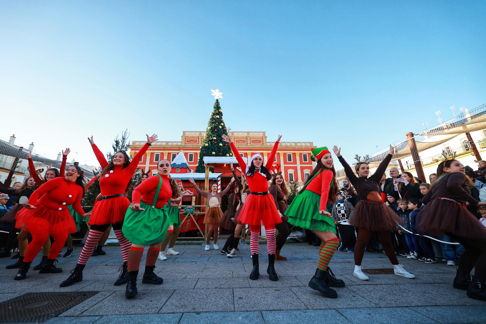 Papa Noel abre su casa en San Fernando: las imágenes de la inauguración y los horarios para visitarlo