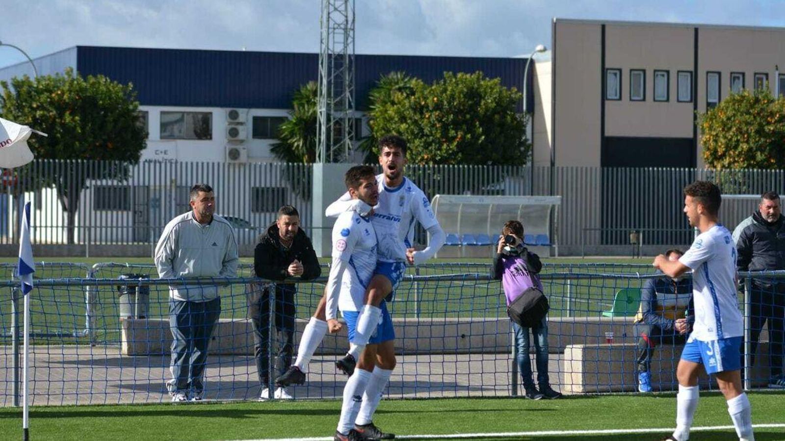 Óscar e Iván Navarro fesejan el 0-1 en la goleada en el Leonardo Ramos. Óscar e Iván Navarro fesejan el 0-1 en la goleada en el Leonardo Ramos.