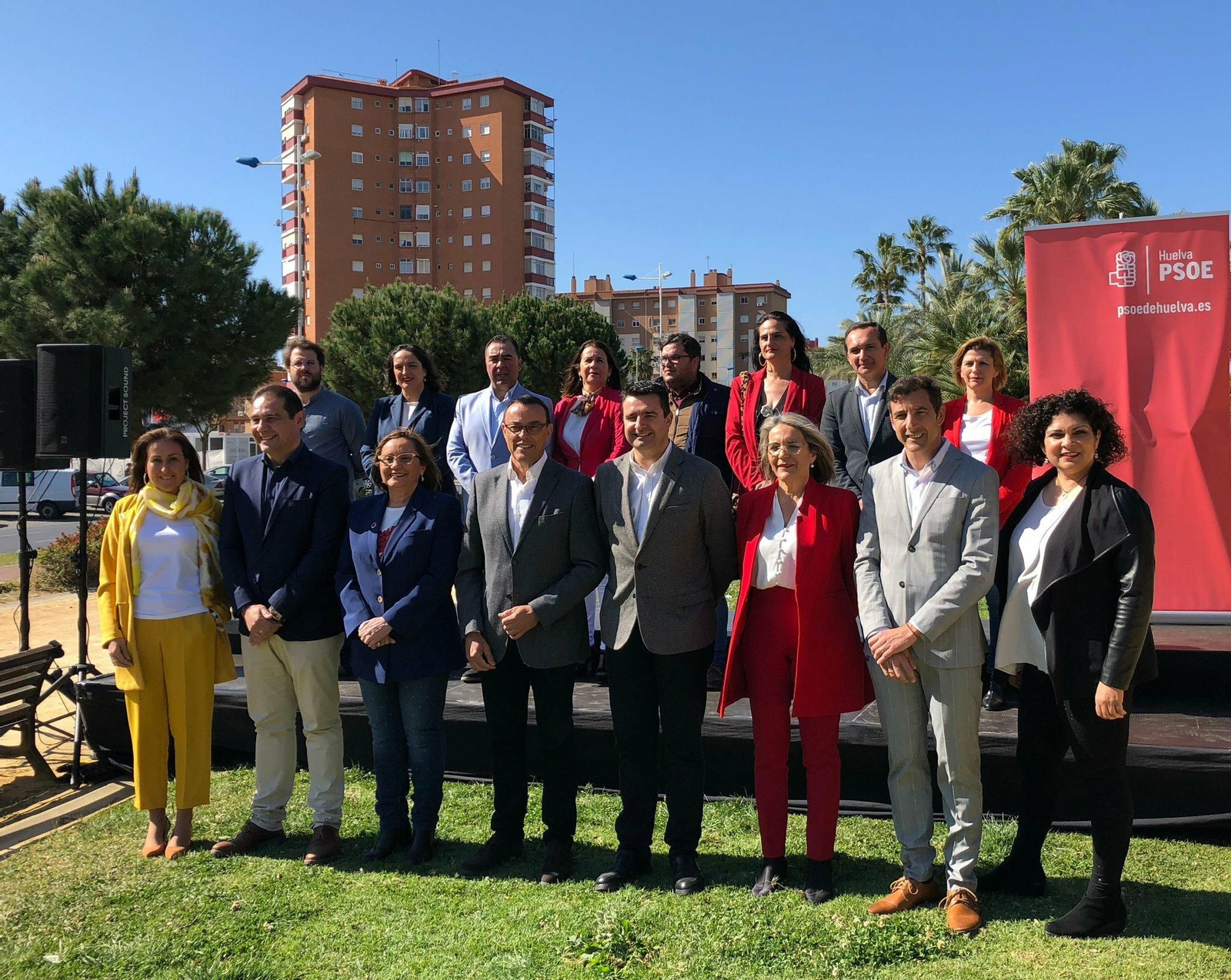 Los candidatos socialistas en su puesta de largo en la avenida de Andalucía de la capital.