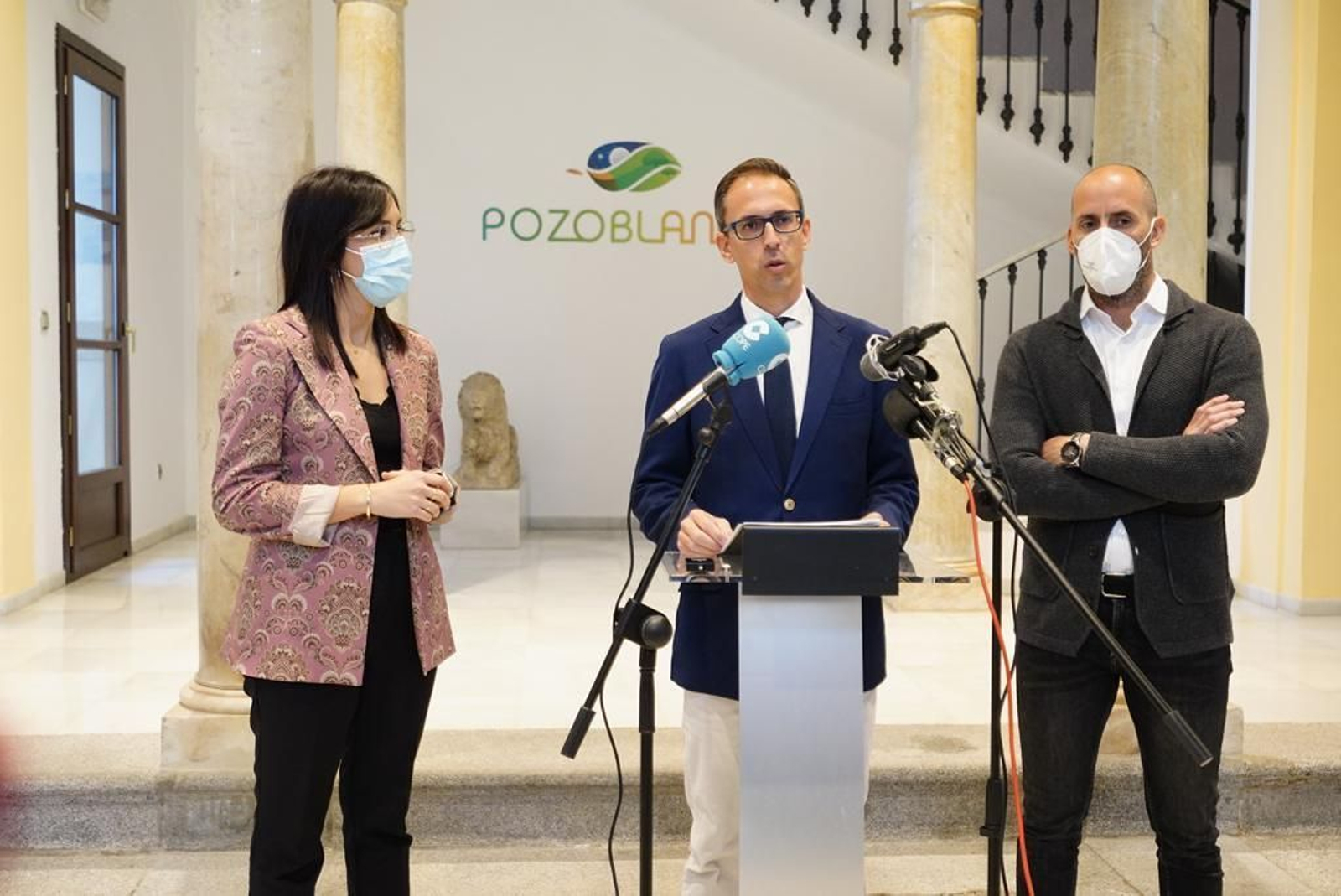 Santiago Cabello, con Anastasia Calero y Eduardo Lucena.