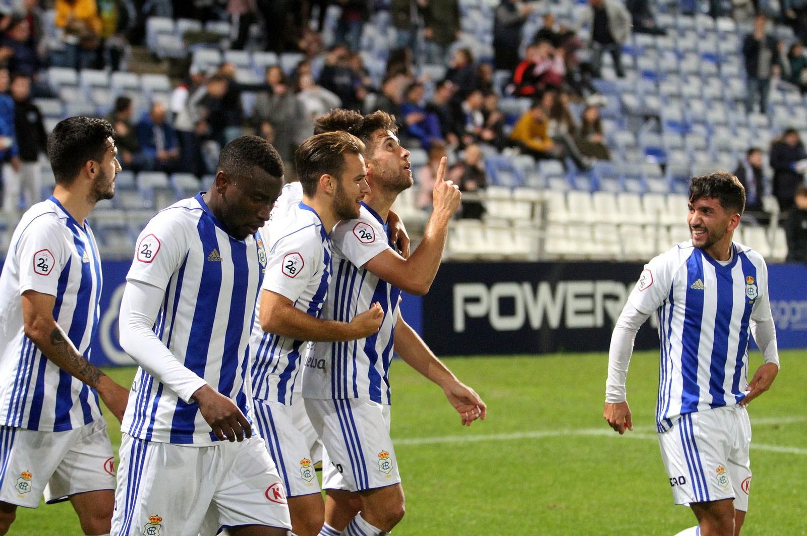 Borja Díaz señala al cielo después de marcar el gol de la victoria al Sevilla Atlético.