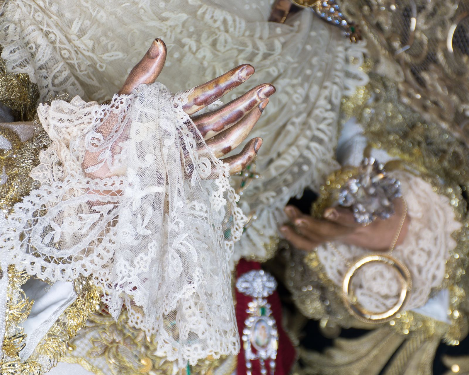 La Esperanza de Triana recibe a sus devotos expuesta en veneración