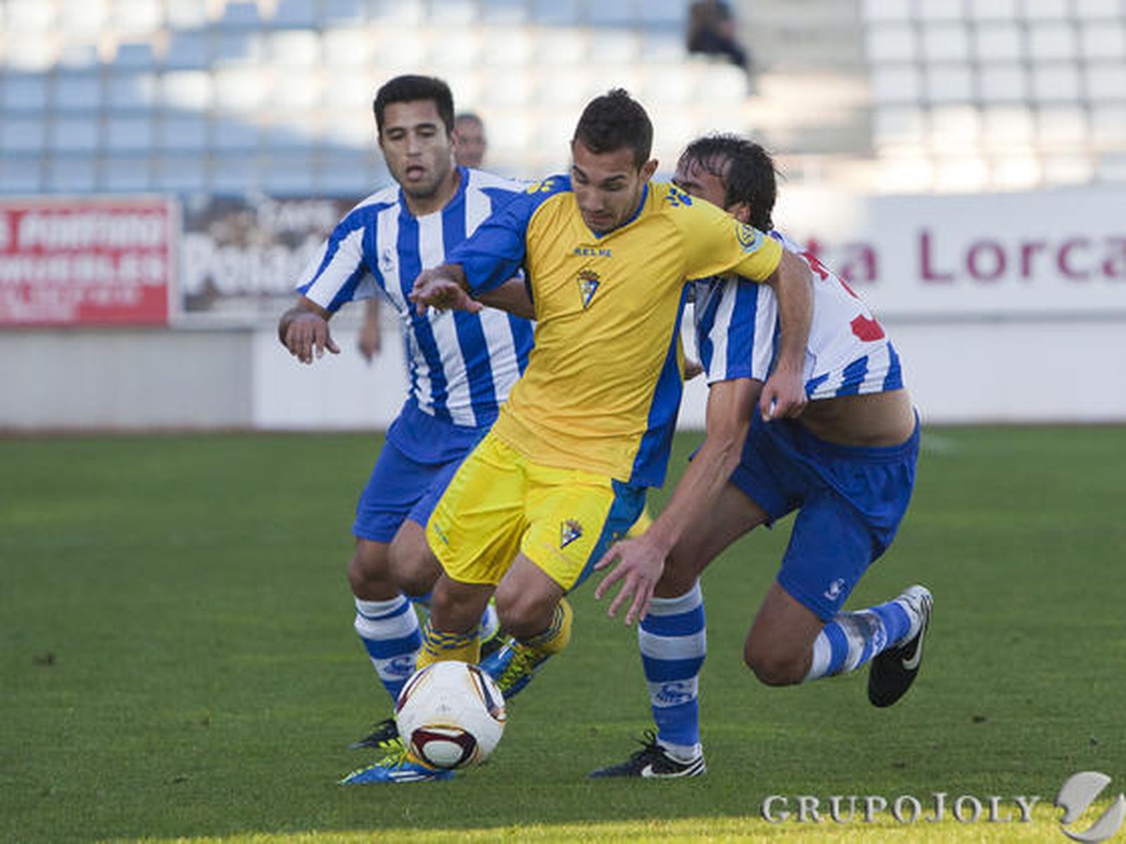 Ferreiro se marcha de dos defensores. 

Foto: Pascu Mendez (LOF)