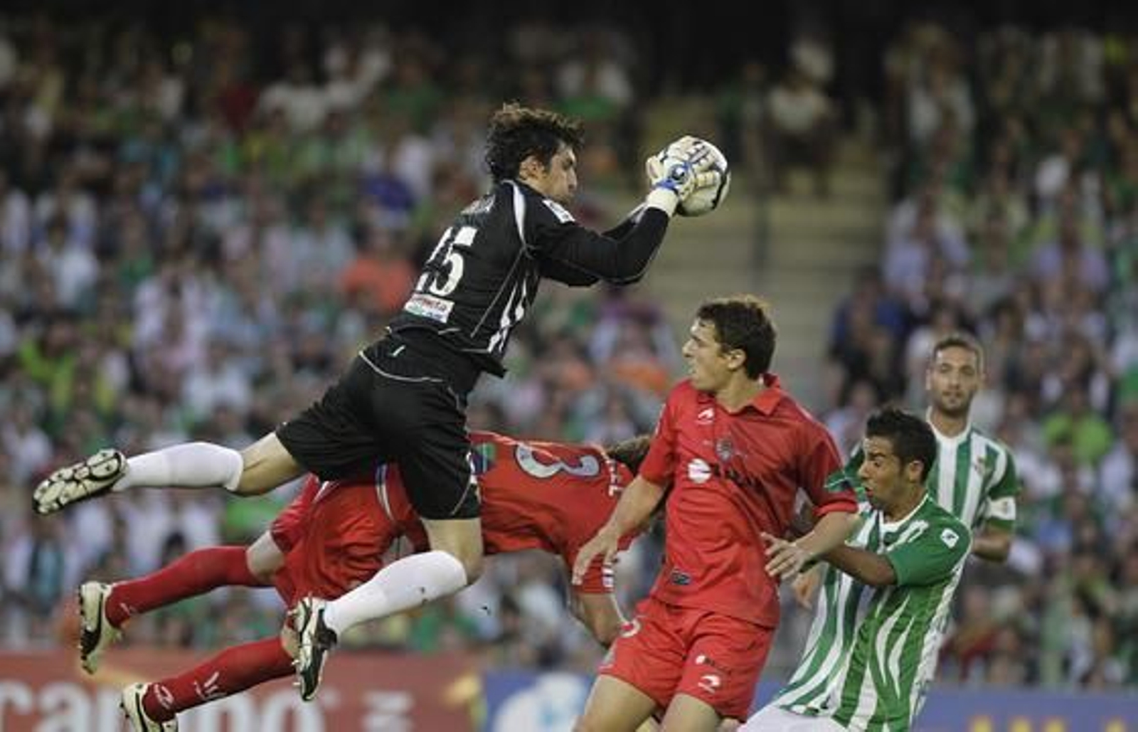 El Betis vuelve a meterse de lleno en la pelea por el ascenso tras ganar a la Real Sociedad. / Antonio Pizarro