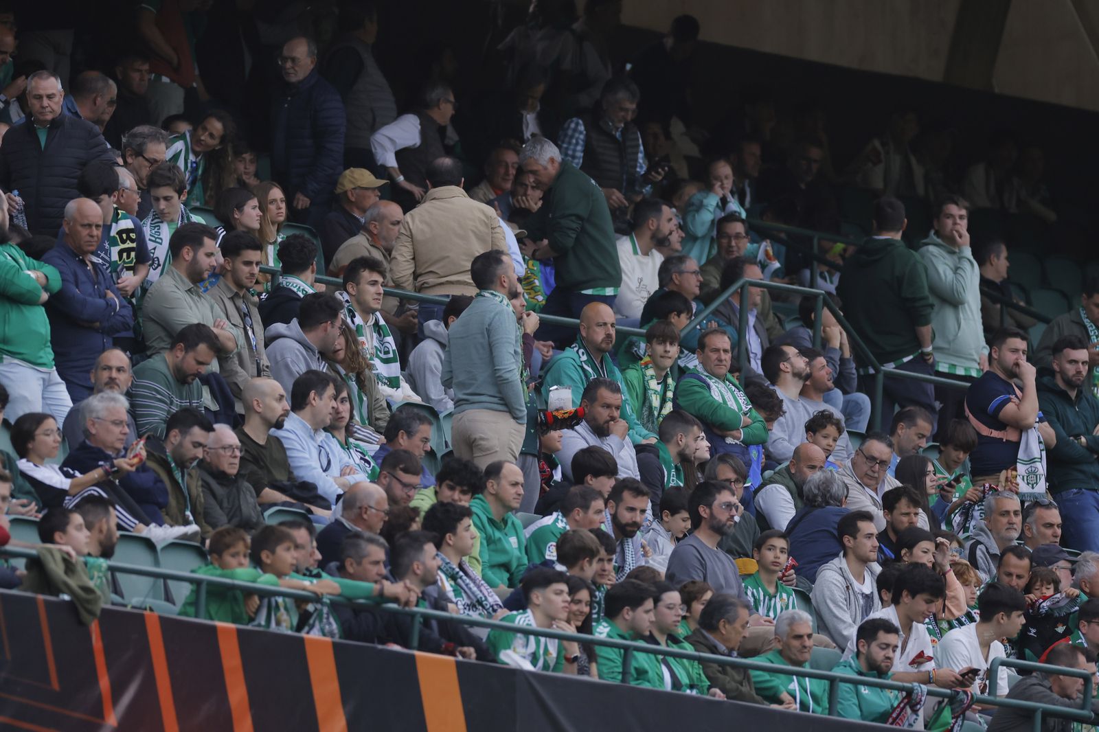 Búscate en las fotos del Betis-Manchester
