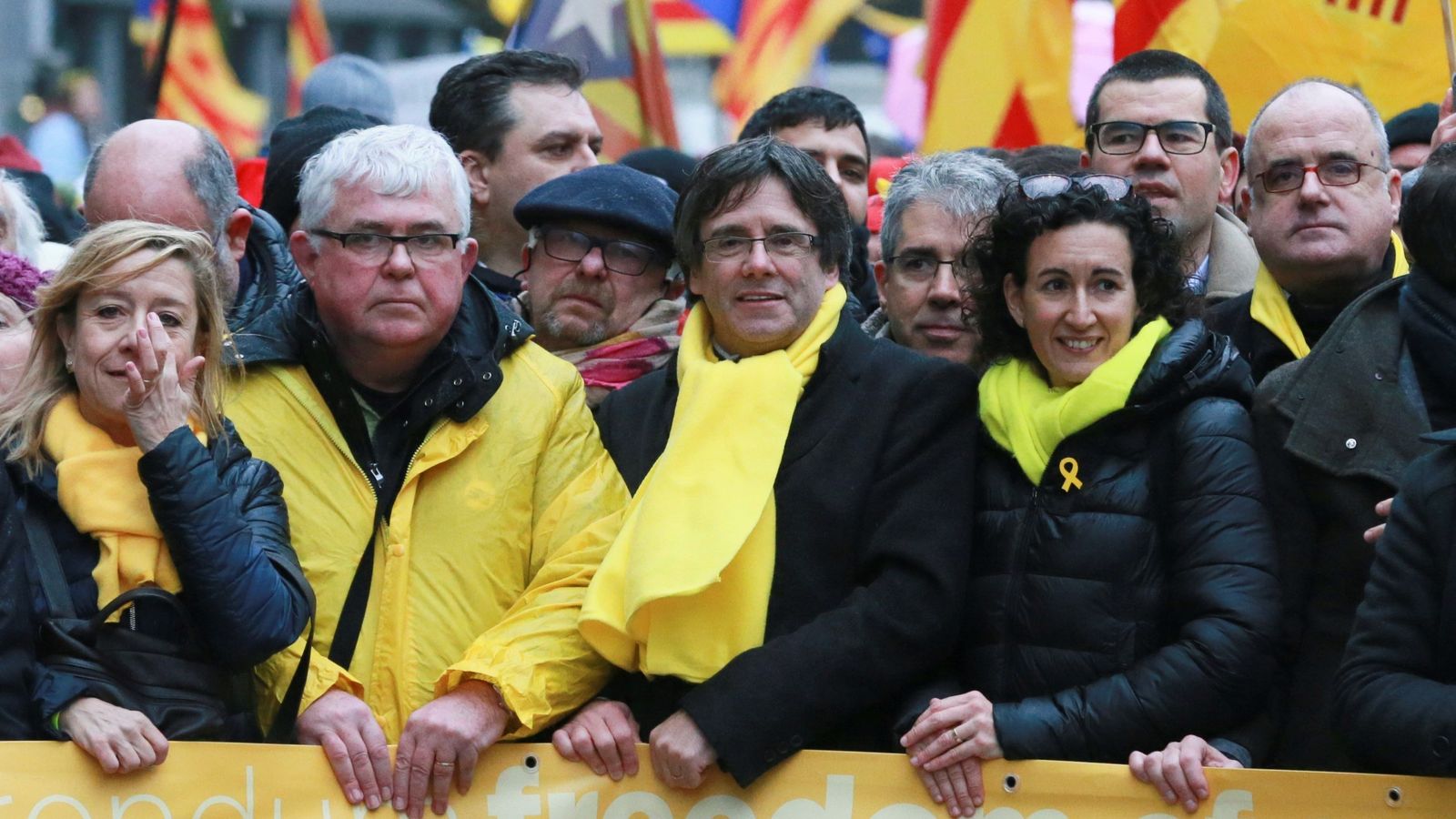 Puigdemont (C), ex 'conseller' Francesc Homs (5i) y la secretaria general de ERC, Marta Rovira (6i), en la manifestación independentista de Bruselas