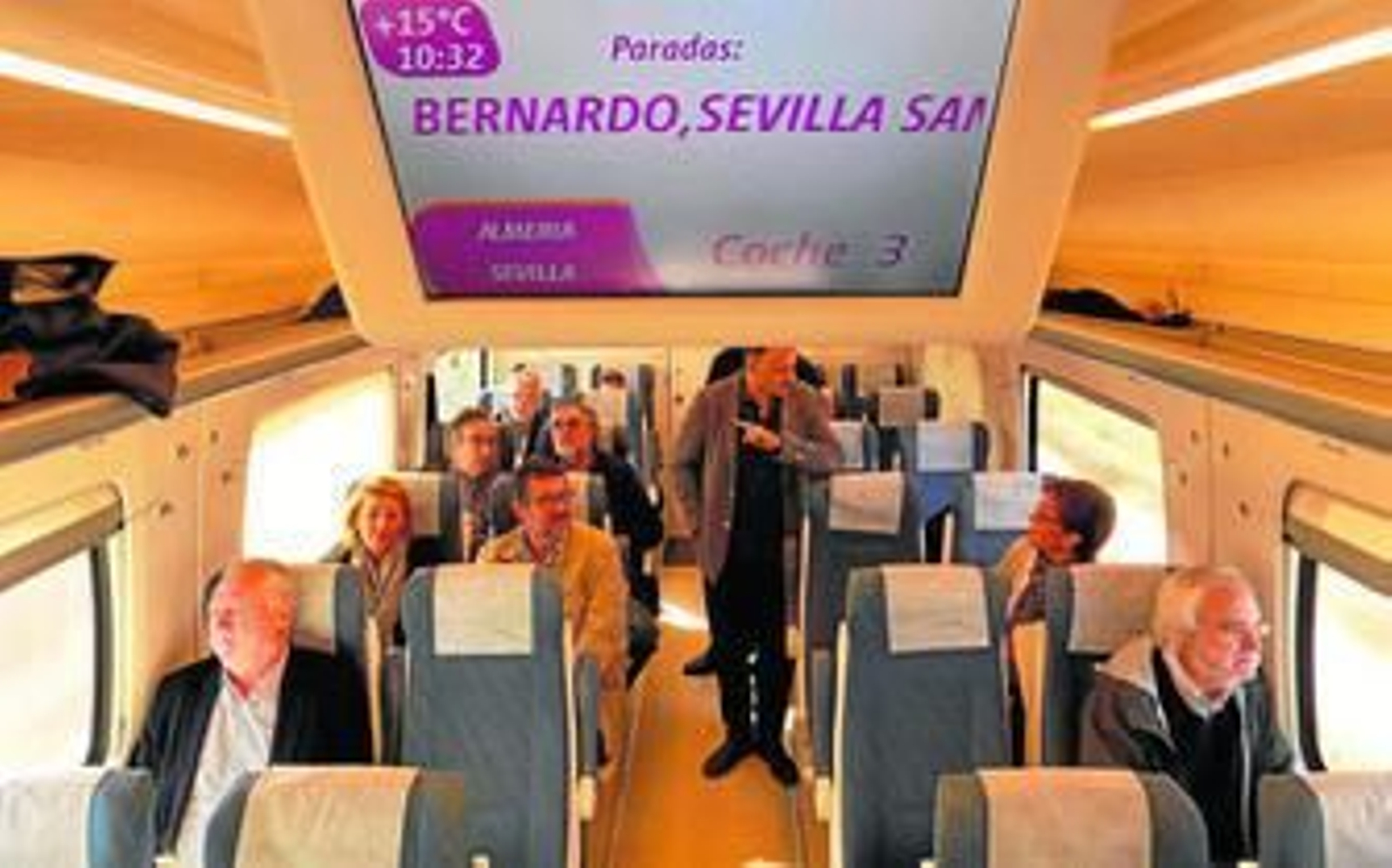 Parte de la expedición que partió ayer desde la estación de Almería para reivindicar una Almería con mejores trenes.