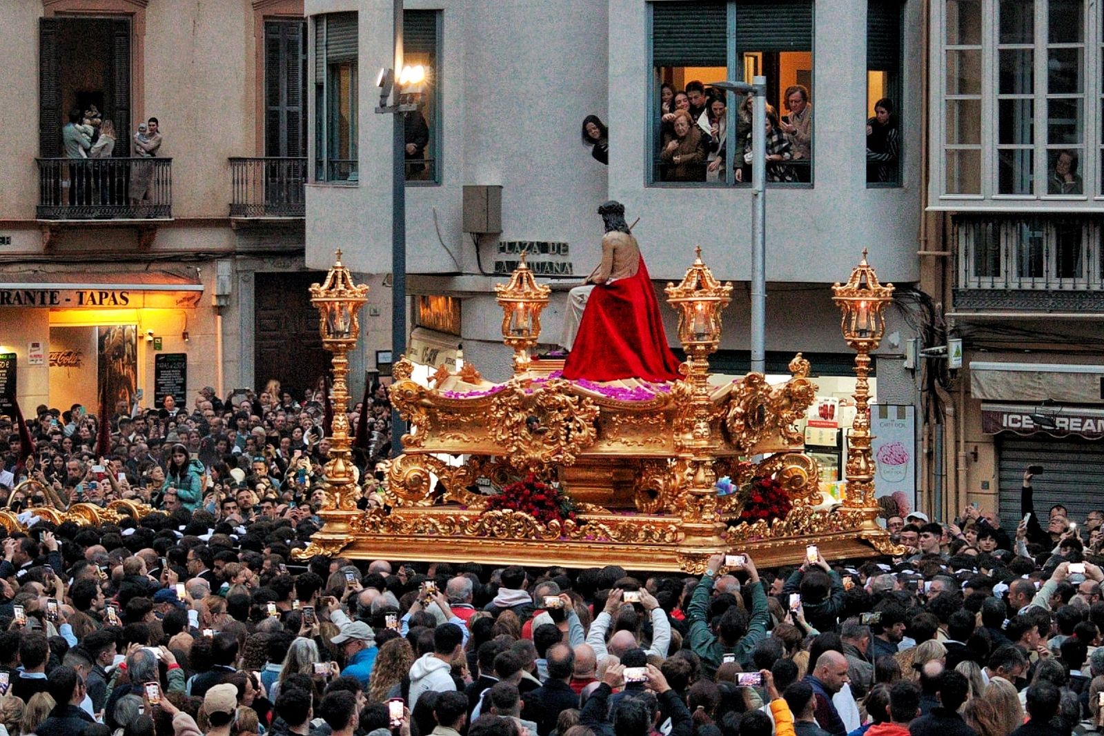 Estudiantes en el Lunes Santo en Málaga, en fotos