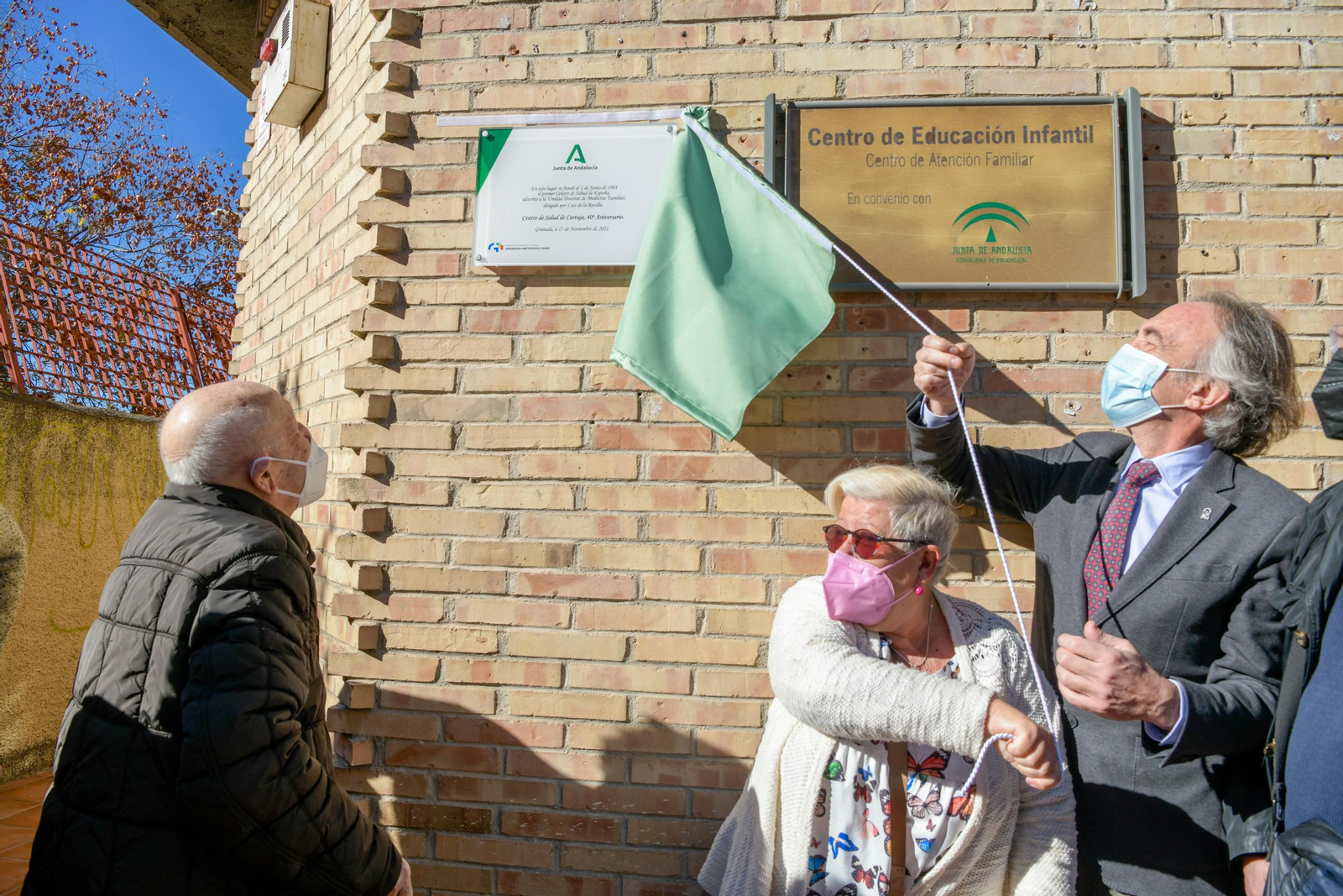 Momento del descubrimiento de la placa en el inmueble en el que se situó el Cartuja inicialmente en 1981. Luis de la Revilla, a la izquierda, Indalecio Sánchez-Montesinos, a la derecha.