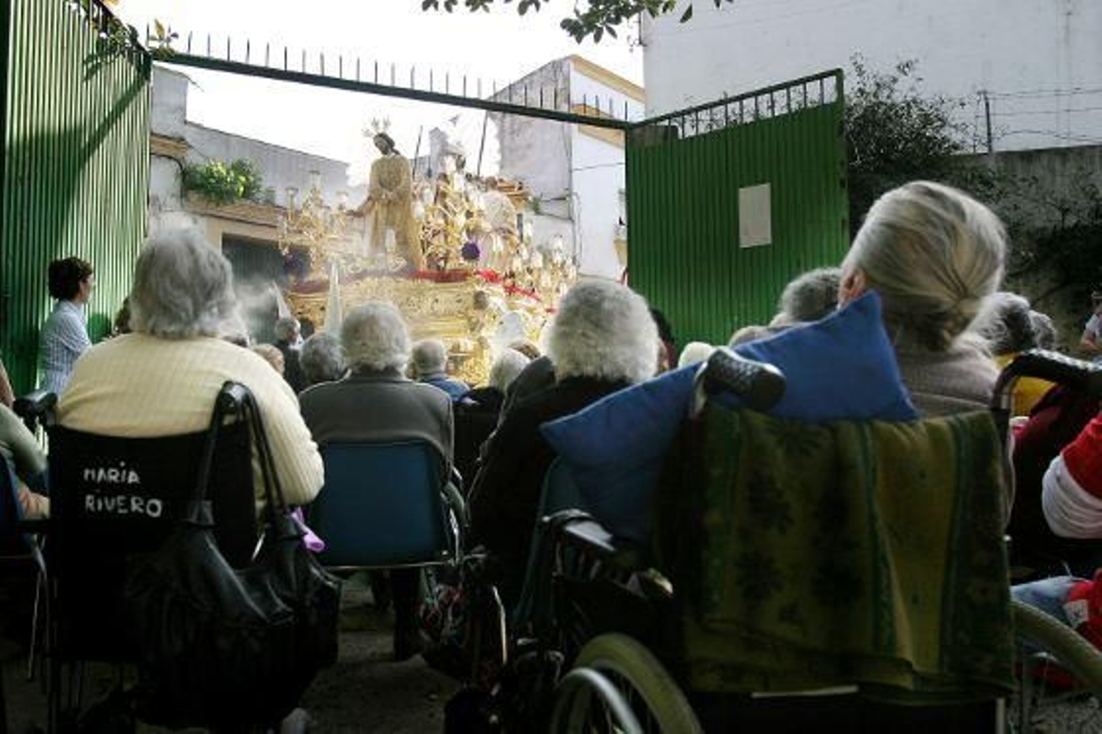 El Señor del Consuelo, ayer en la calle Nueva, bajo la atenta mirada de los ancianos del Asilo de San José.

Foto: Vanesa Lobo