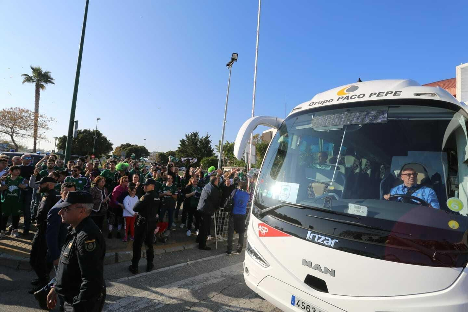 El recibimiento de la afición al Unicaja a su llegada al Martín Carpena para jugar la final de la Copa Del Rey