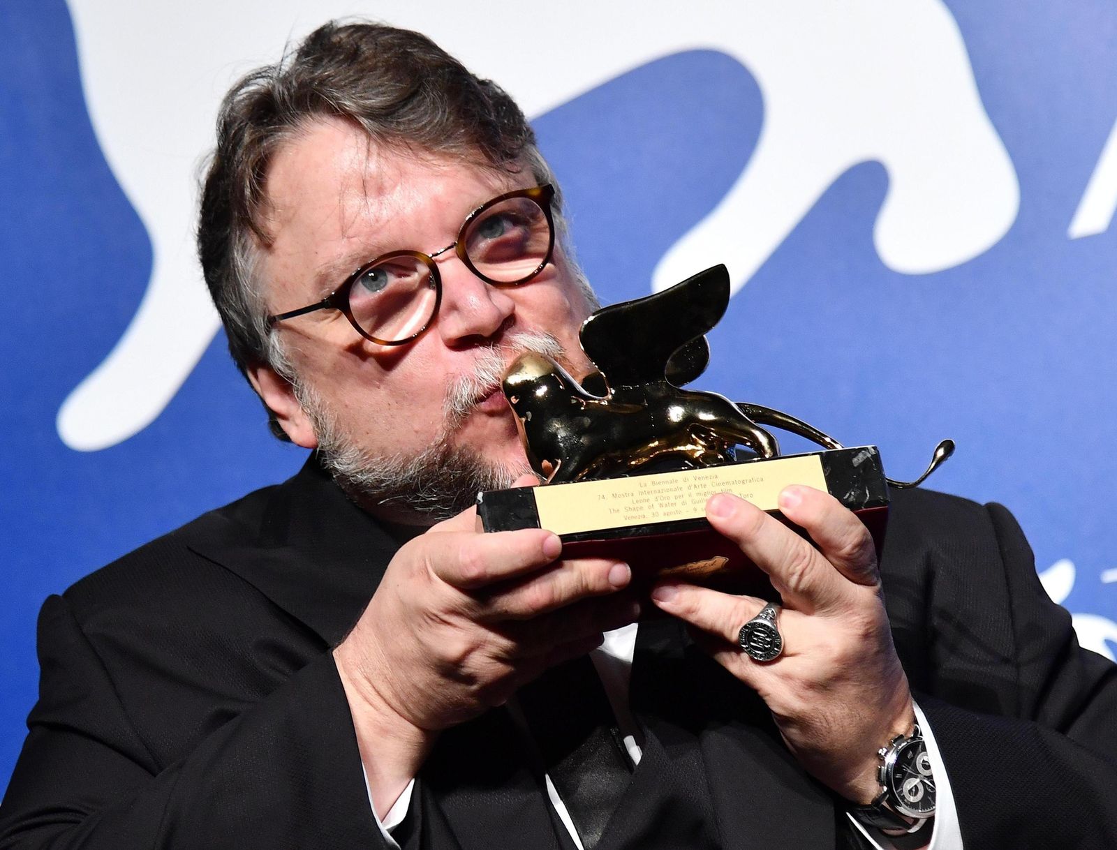 Guillermo del Toro besa el León de Oro.