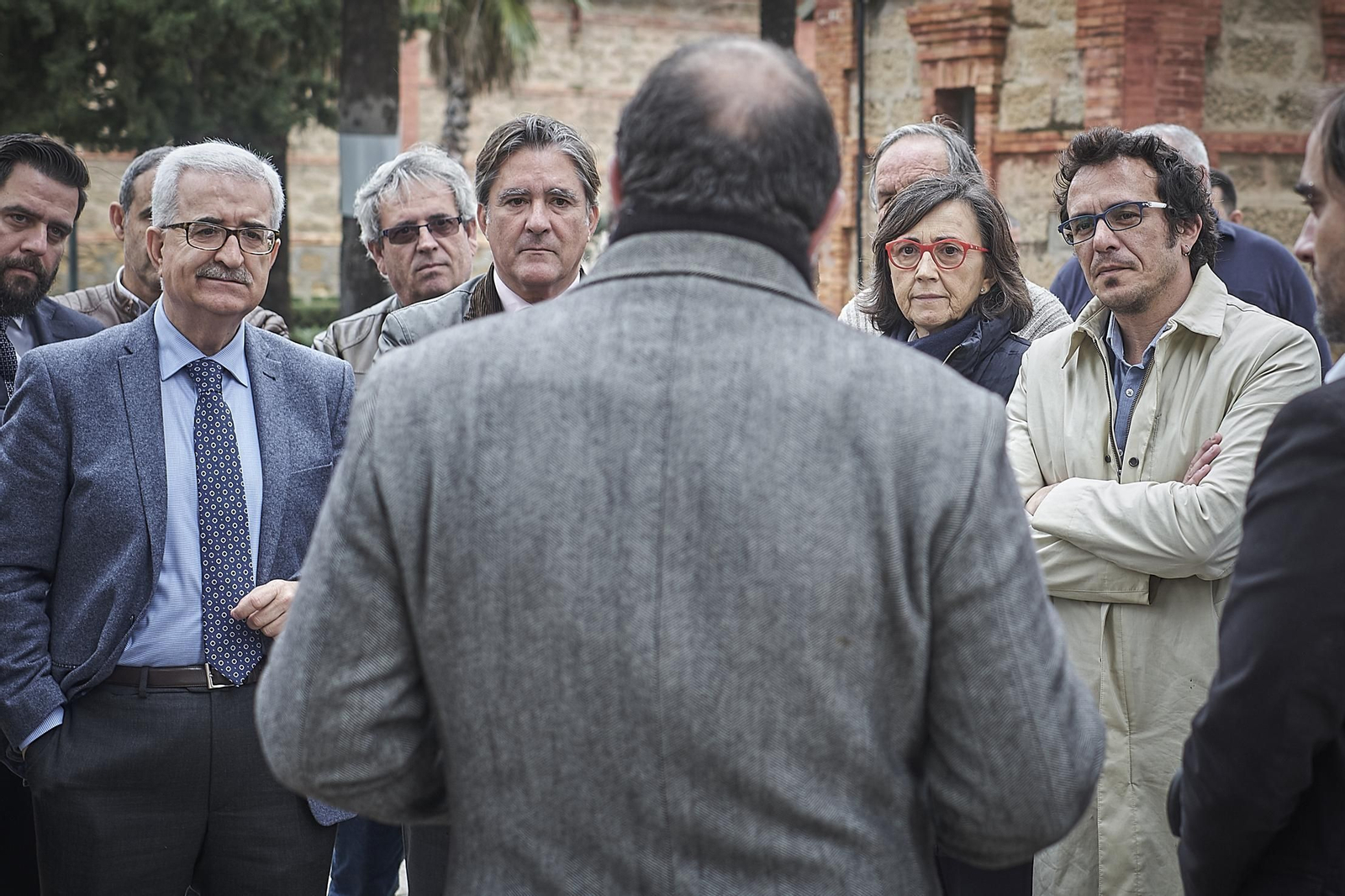 Uno de los arquitectos del proyecto de la Ciudad de la Justicia explica a políticos y operadores jurídicos algunas de las características con que contará el nuevo equipamiento.