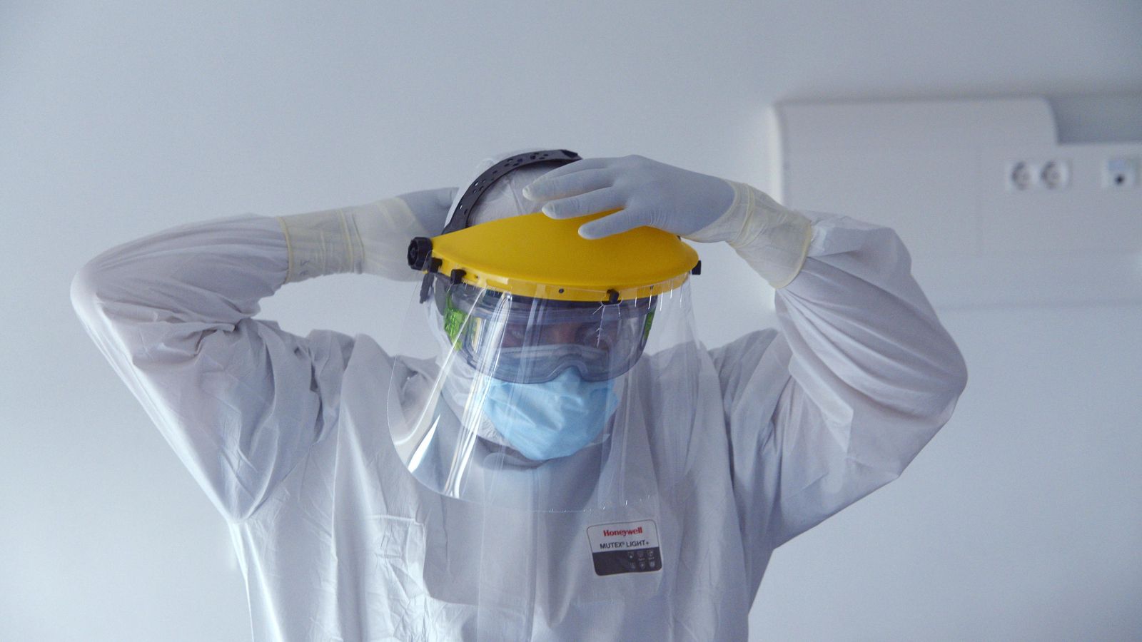 Un sanitario se equipa con todos los medios de protección en el Hospital QuirónSalud Campo de Gibraltar.