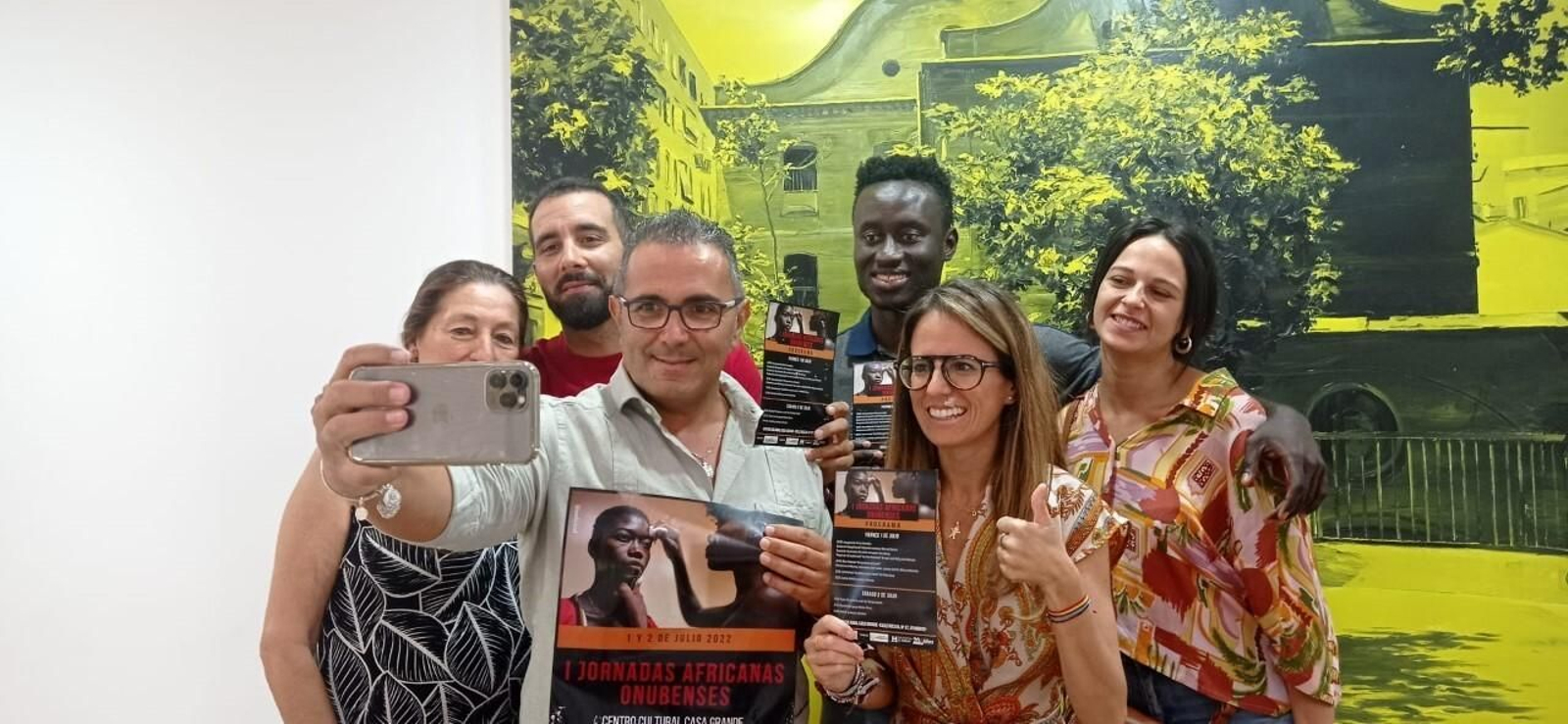 Salvador Gómez y Natalia Santos con participantes en la presentación de las jornadas.