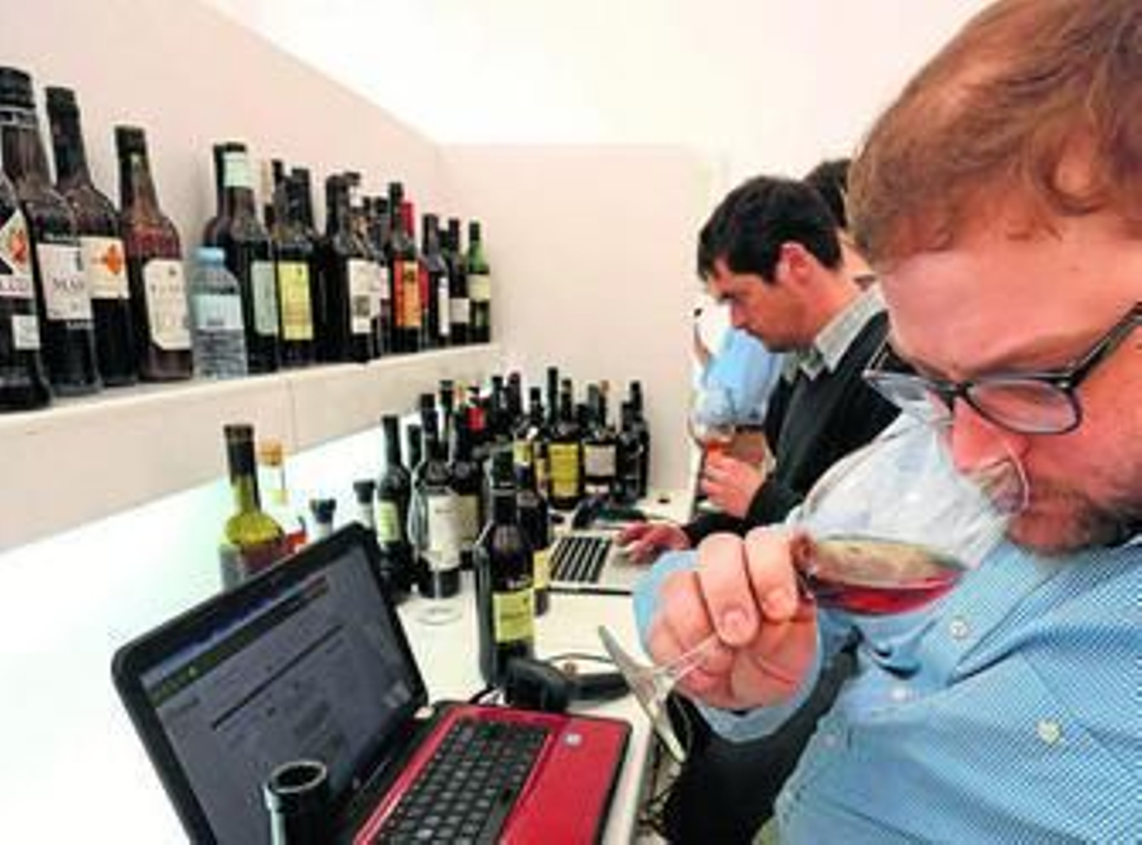 Miembros del equipo de cata de Guía Peñín durante su último paso por el Consejo Regulador del vino.