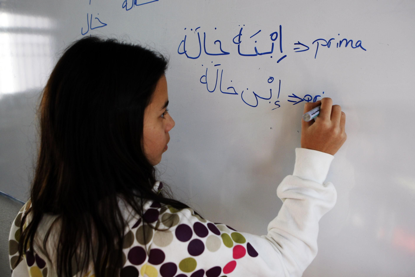 Alumna en clase de árabe.