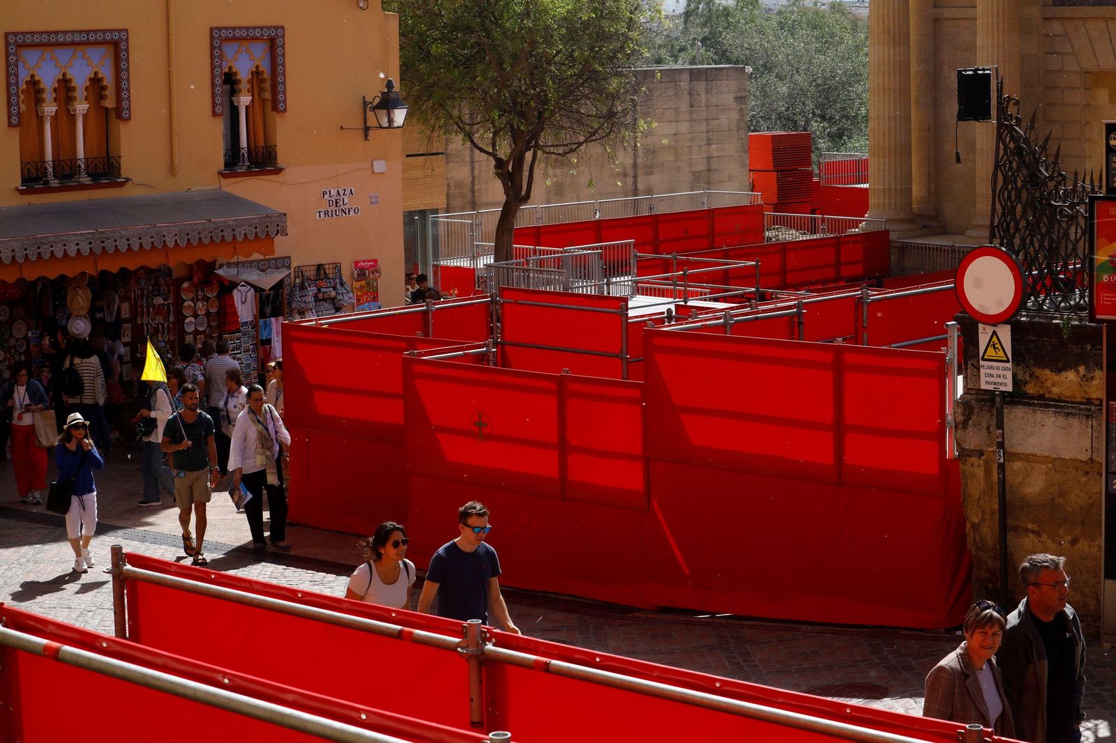 Imagen del montaje de los palcos en la Puerta del Puente.