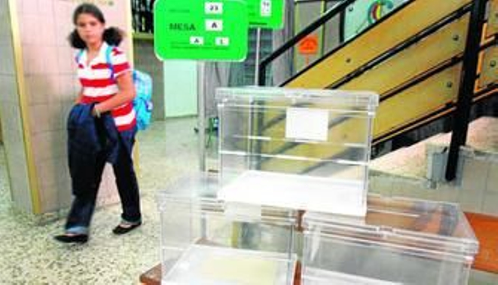 Urnas en un colegio electoral de la capital en las pasadas elecciones.