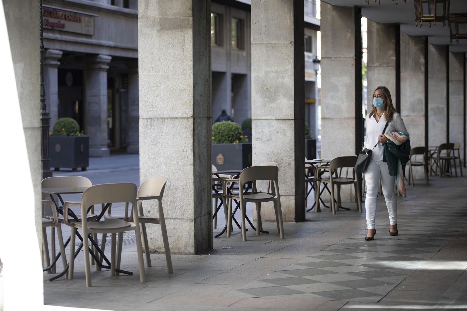 Bares a medio gas en Granada en el inicio del puente