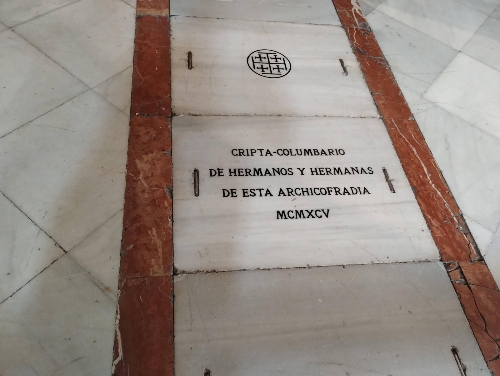 Roza apenas con el dedo índice una lápida.