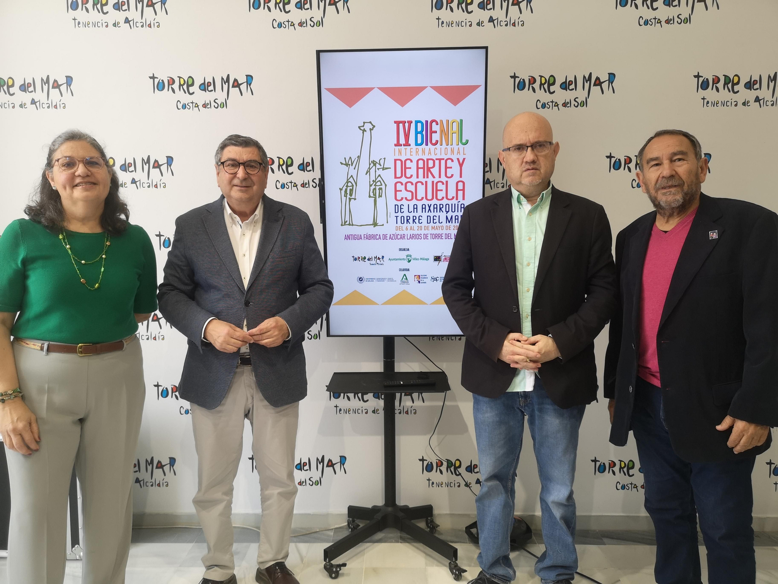 Responsables públicos de Vélez - Málaga junto a los organizadores de la IV Bienal Arte y Escuela de la Axarquía