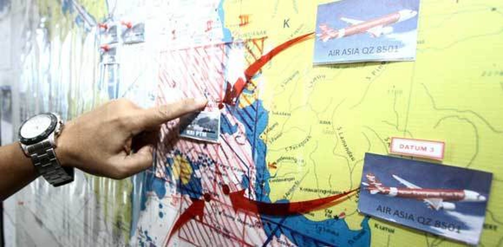 El avión de AirAsia desaparecido podría estar en "el fondo del mar"