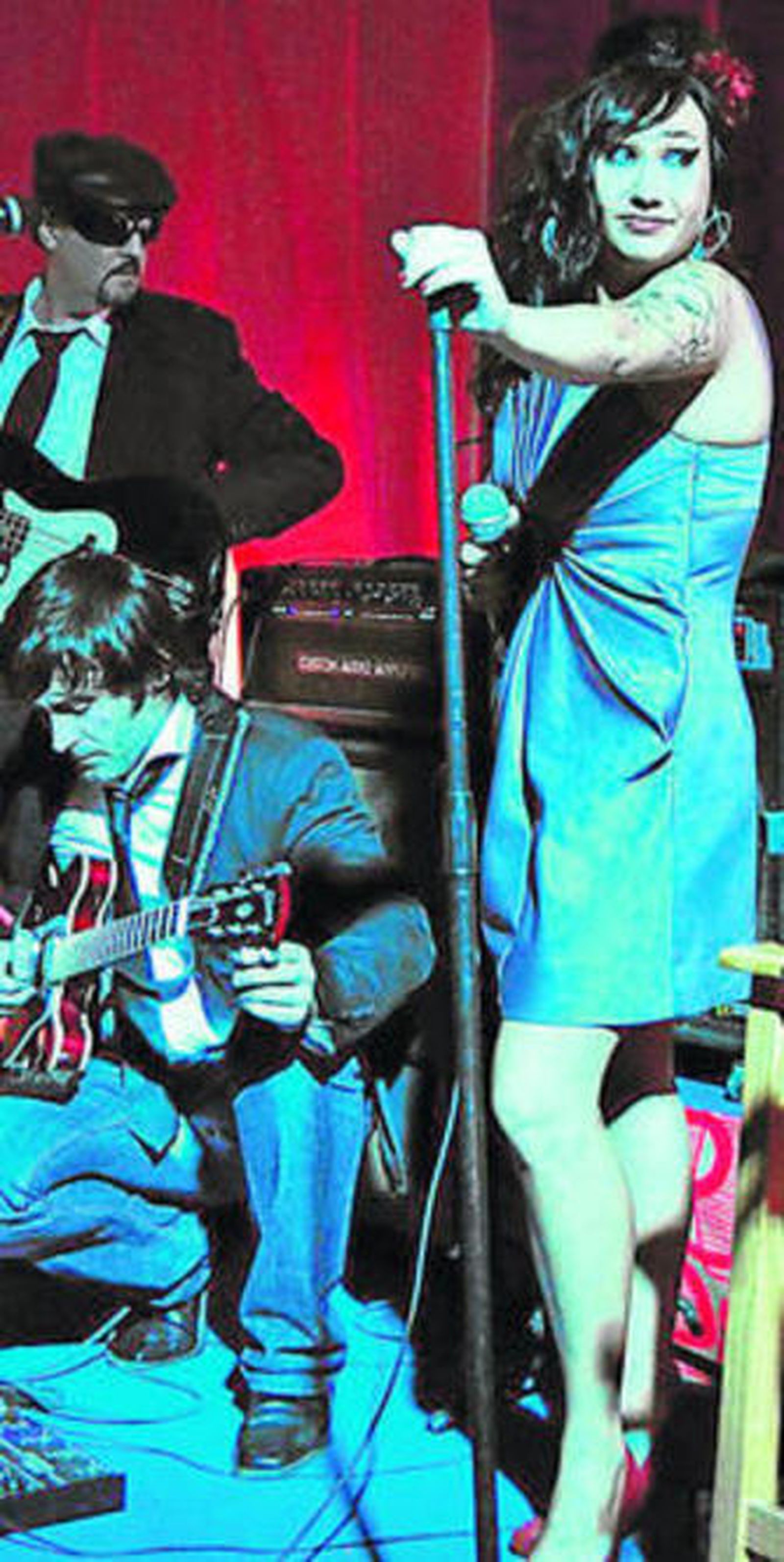 1. Addicted to Amy, grupo que versiona temas de Amy Winehouse, en una de sus actuaciones. Guarda la estética de la cantante. 2. Niños Eléctricos, grupo homenaje a Miguel Ríos.  3. Raíces rinde tributo al grupo de rock andaluz Triana desde hace 15 años. 4. Megatramp, banda que homenajea a Supertramp. 5. Experiencia Hendrix versiona a Jimi Hendrix.