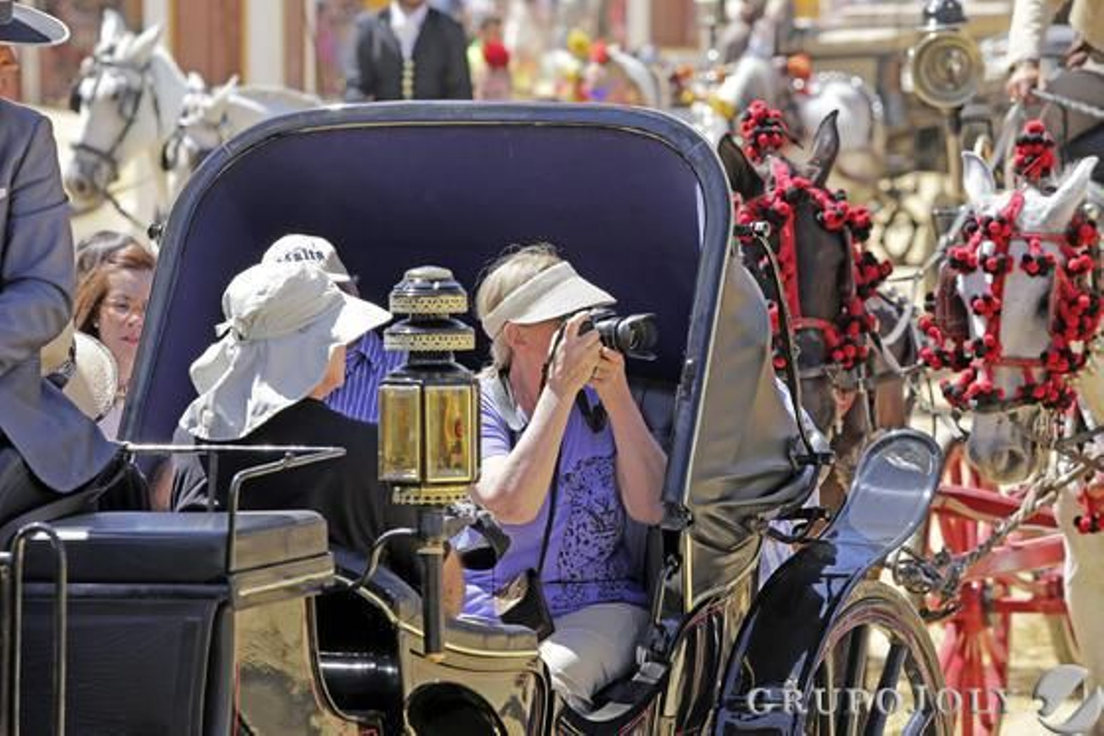 Un turista aprovecha el paseo en coche de caballos para inmortalizar su paso por la Feria.

Foto: Manuel Aranda