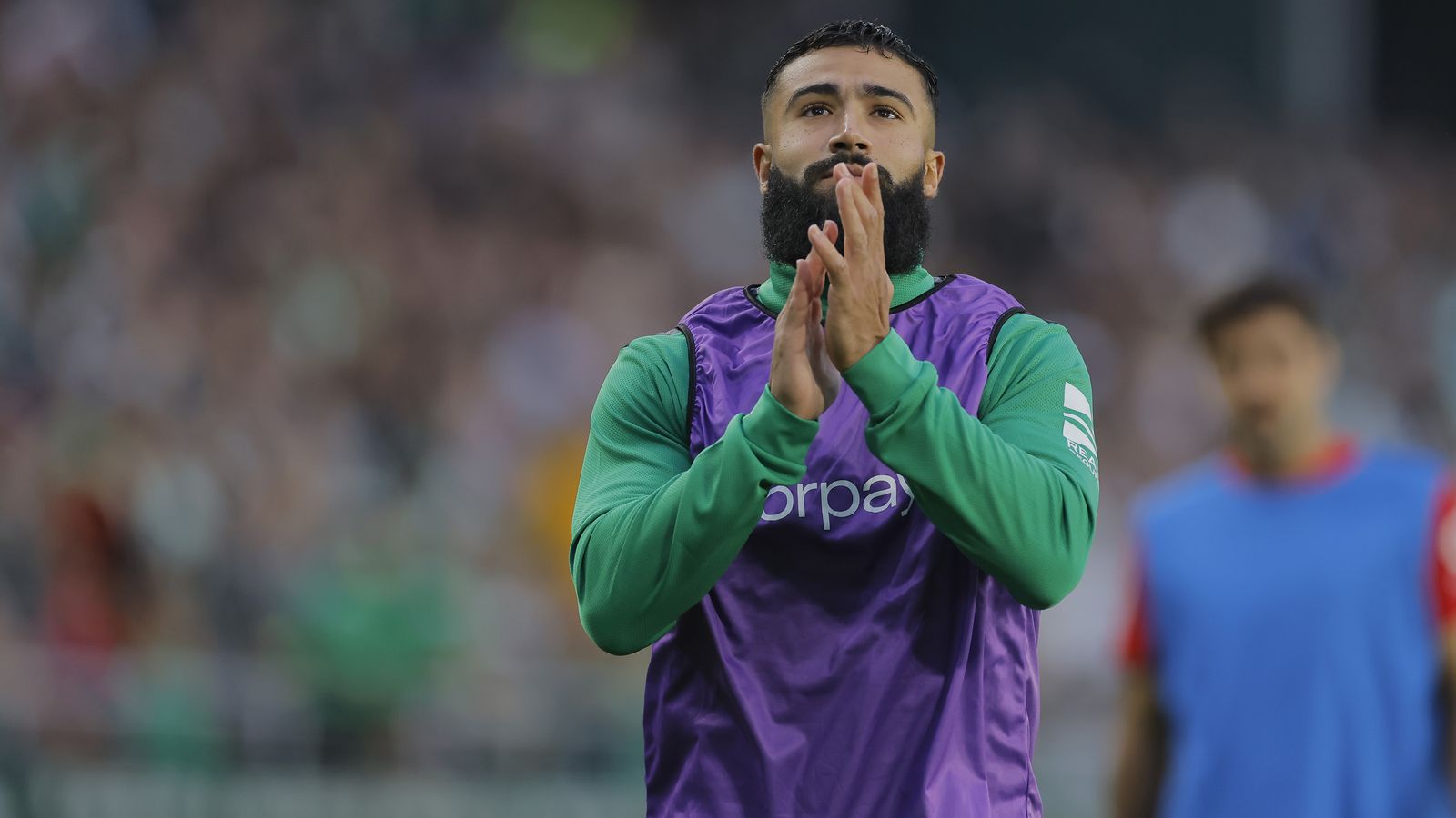 Fekir sale a calentar en el Benito Villamarín después de ocho meses.