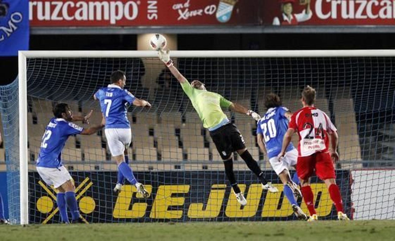 Doblas se estira en una de las pocas llegadas del Sabadell

Foto: Juan Carlos Toro