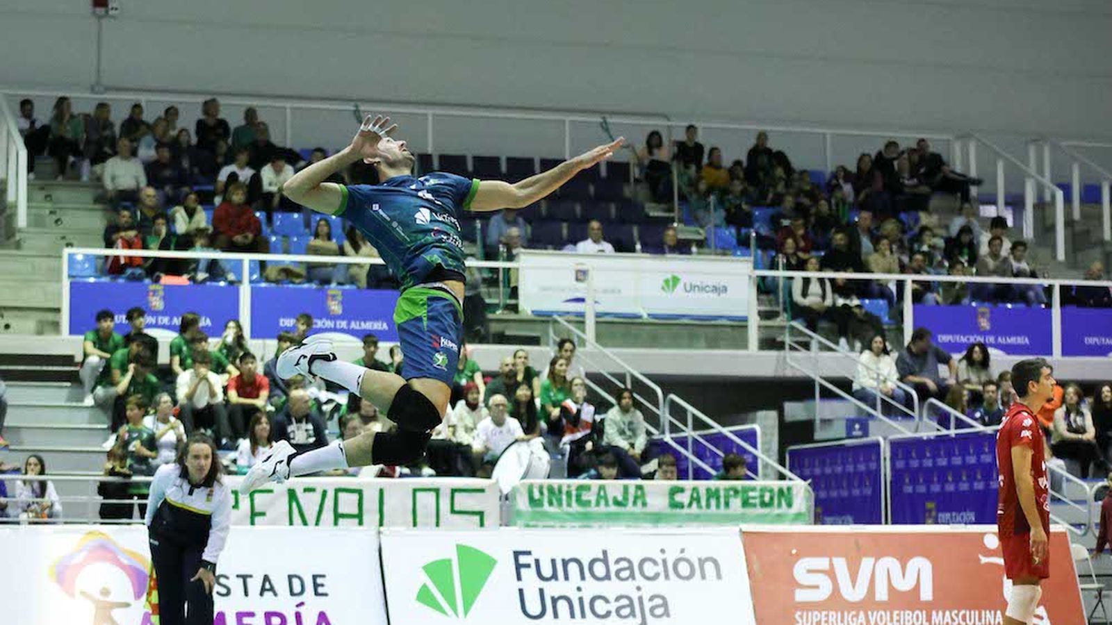 Un jugador ahorrador realiza un saque durante un encuentro de esta temporada en el Moisés Ruiz.