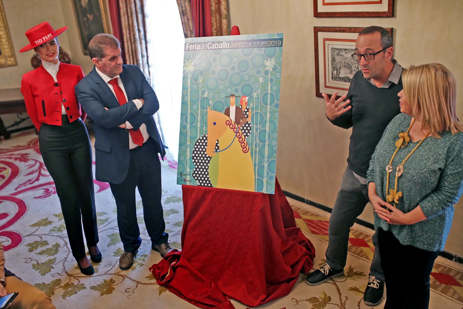 Juan Carlos Crespo explica su cartel a los alcaldes de Jerez y Jabugo.