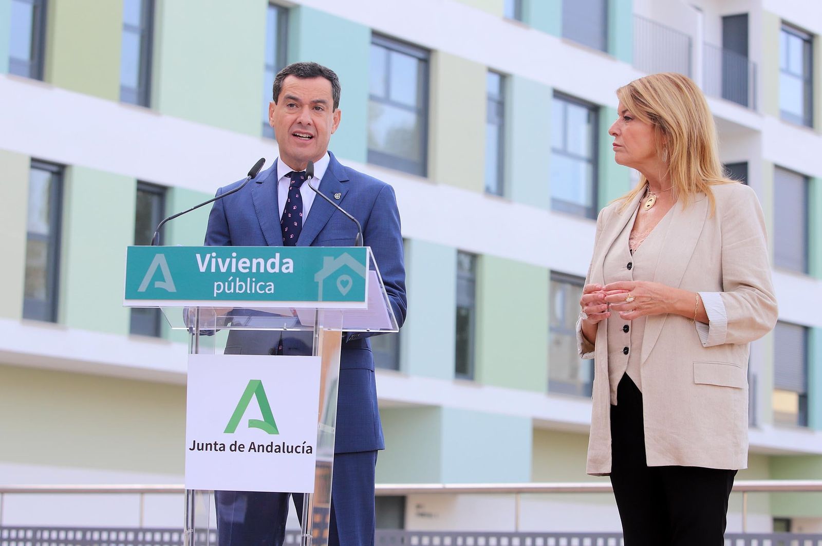 Imágenes de la visita de Juanma Moreno a la promoción de viviendas "Pescadería" en Huelva