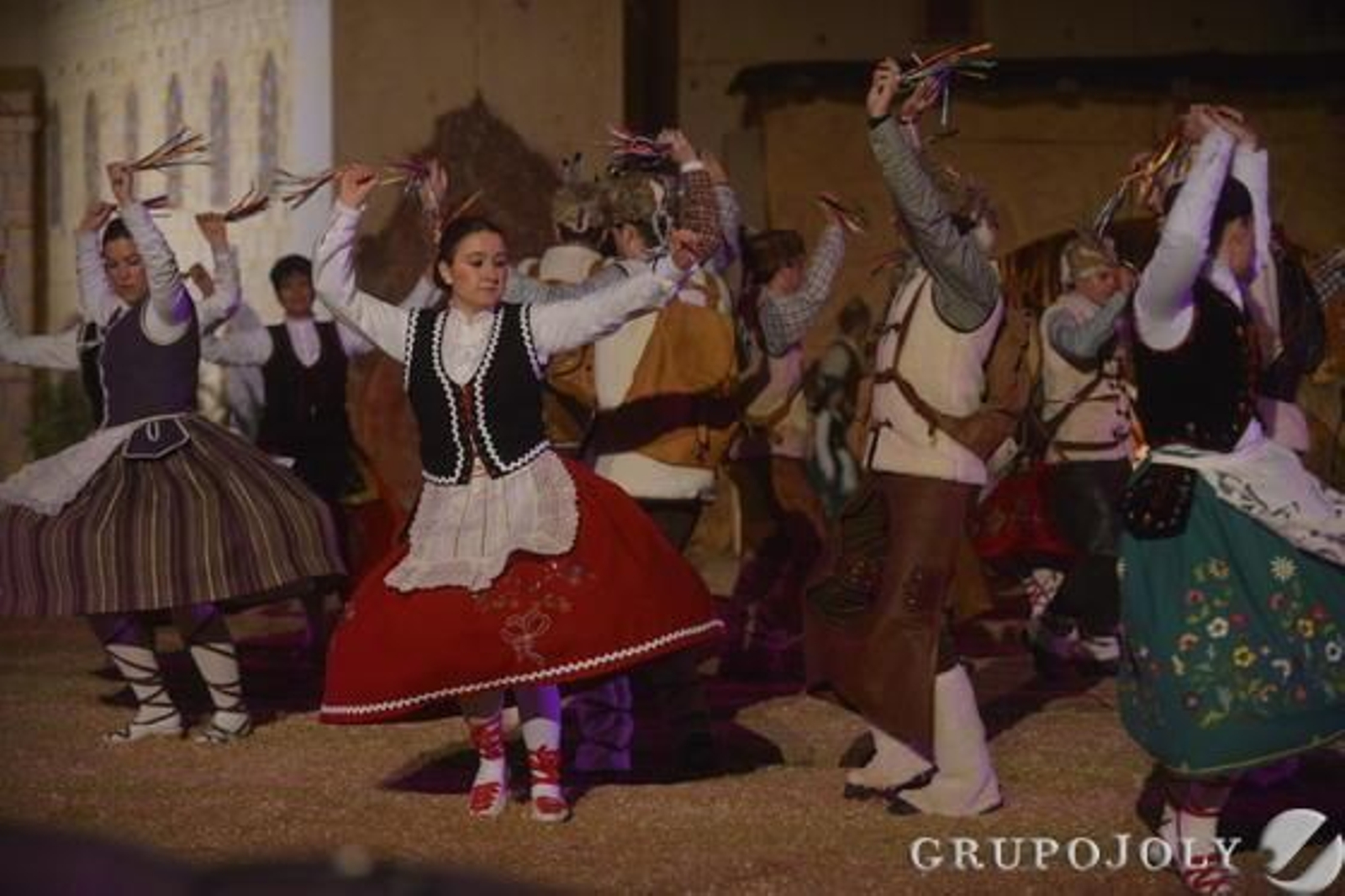 La primera representación del Auto de los Reyes Magos en Los Pedroches consigue un lleno absoluto pese al mal tiempo.

Foto: Sánchez Ruiz