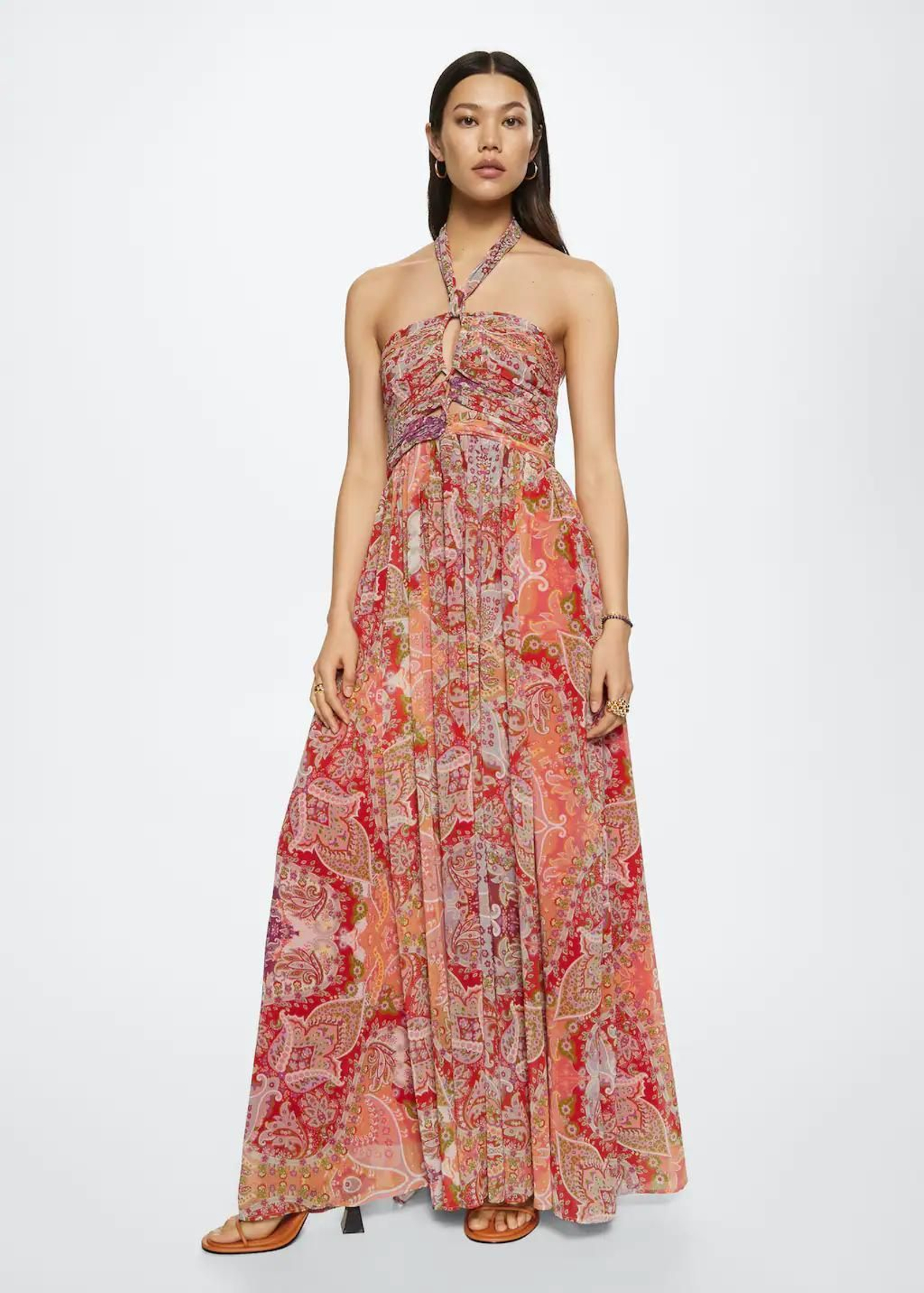 Vestido con cuello hatler de Mango. Vestido con cuello hatler de Mango.