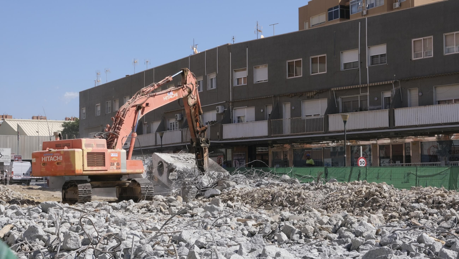 El Puente de la Avenida del Mediterráneo en su última fase de desmantelamiento, en imágenes