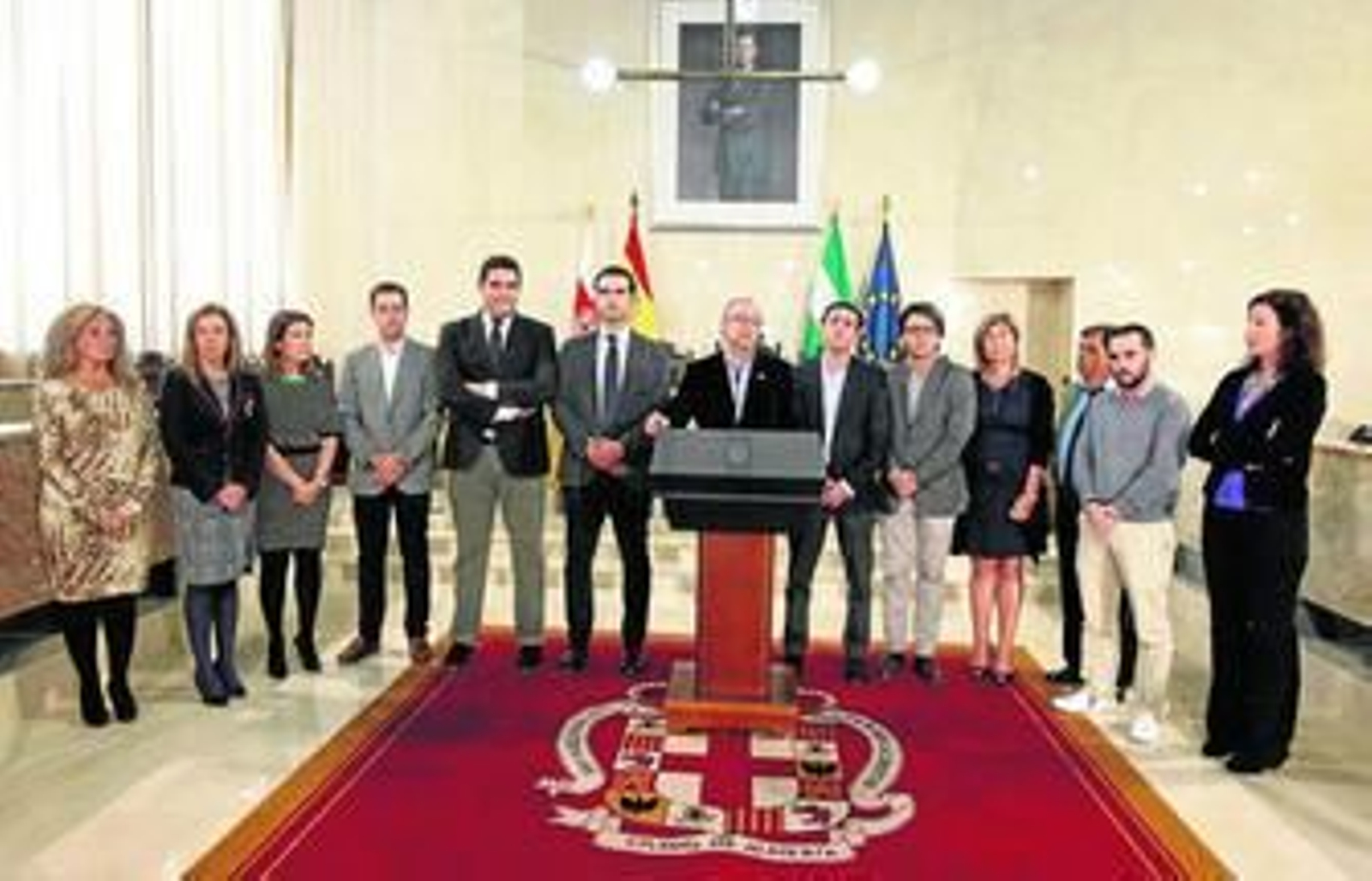 El alcalde de Almería arropado por la docena de concejales con los que ha venido gobernando con mayoría simple desde las municipales de mayo.