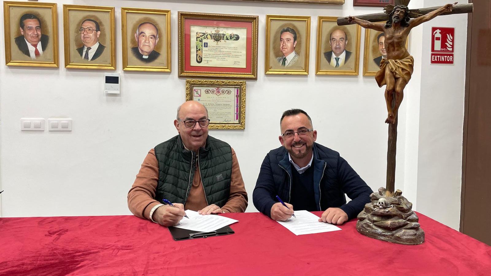 Un instante de la firma del contrato entre la Hermandad de la Cena y la Banda de Música del Nazareno de Rota.