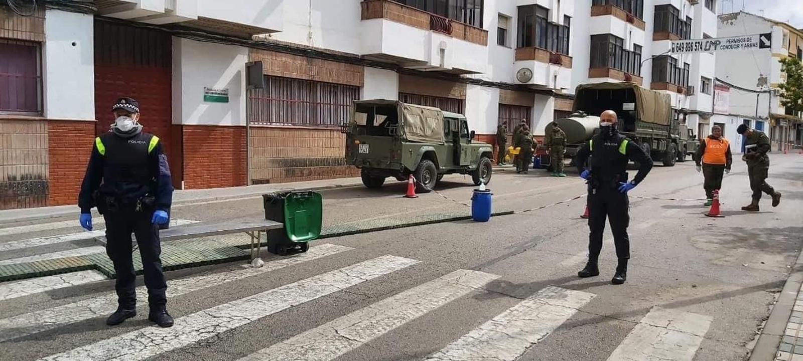 Efectivos durante la desinfección del centro de mayores de Rute.