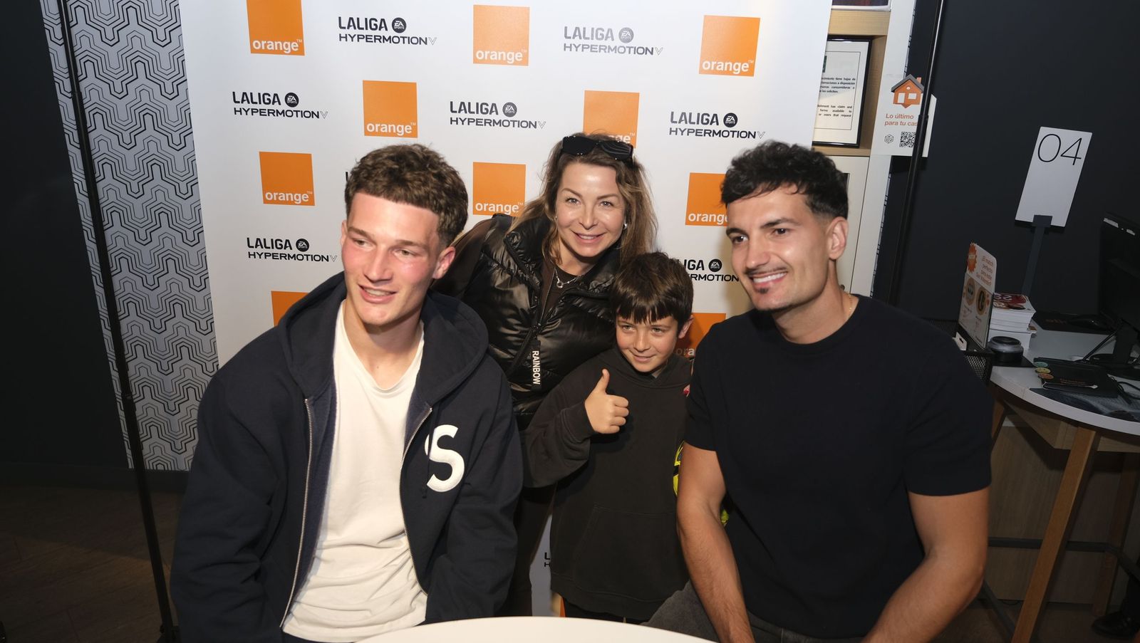 Búscate en las fotos de la firma de los jugadores de la U.D. Almería en la tienda Orange