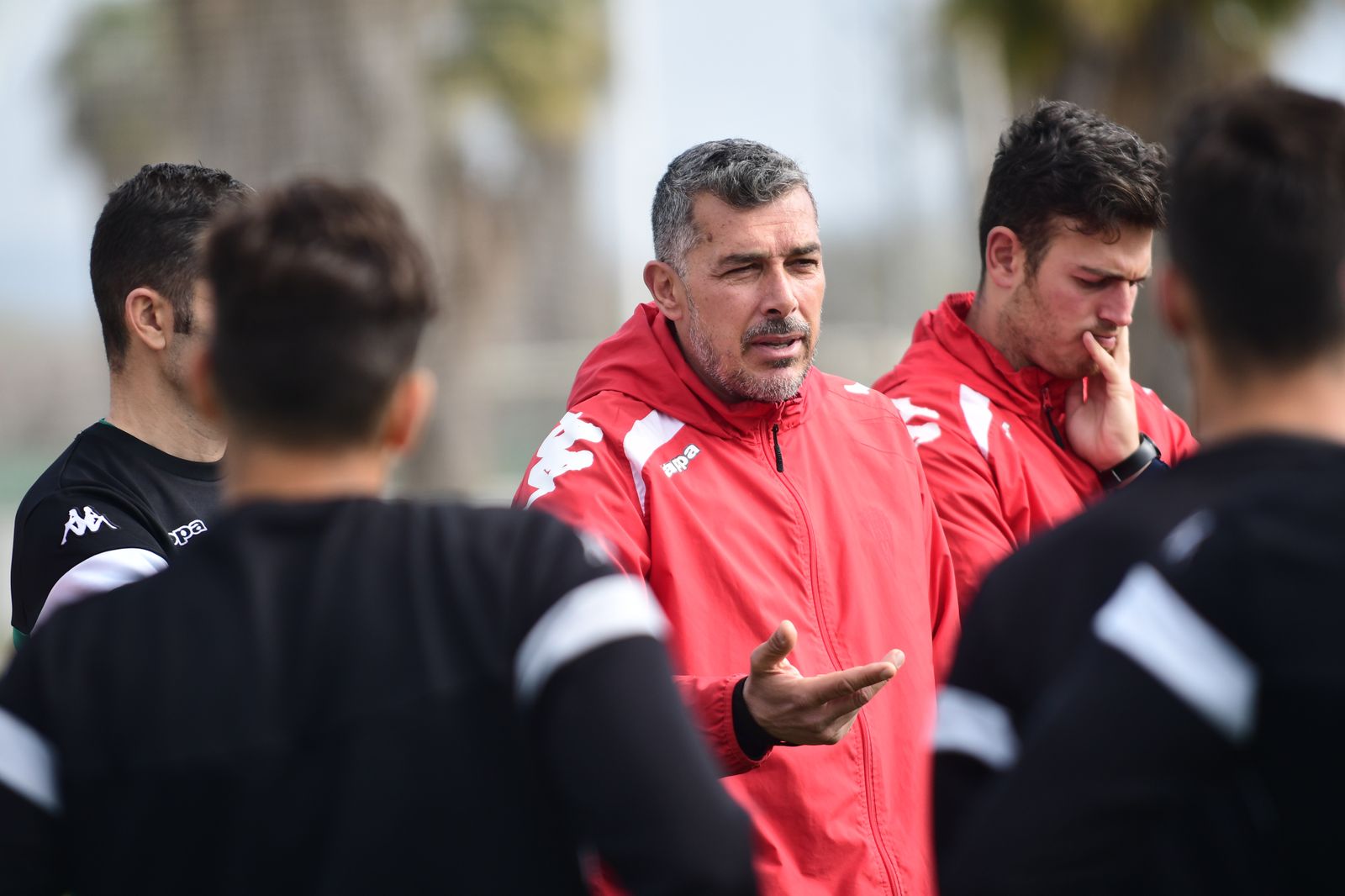 El técnico del Córdoba B, Juan Marrero, se dirige a sus jugadores.