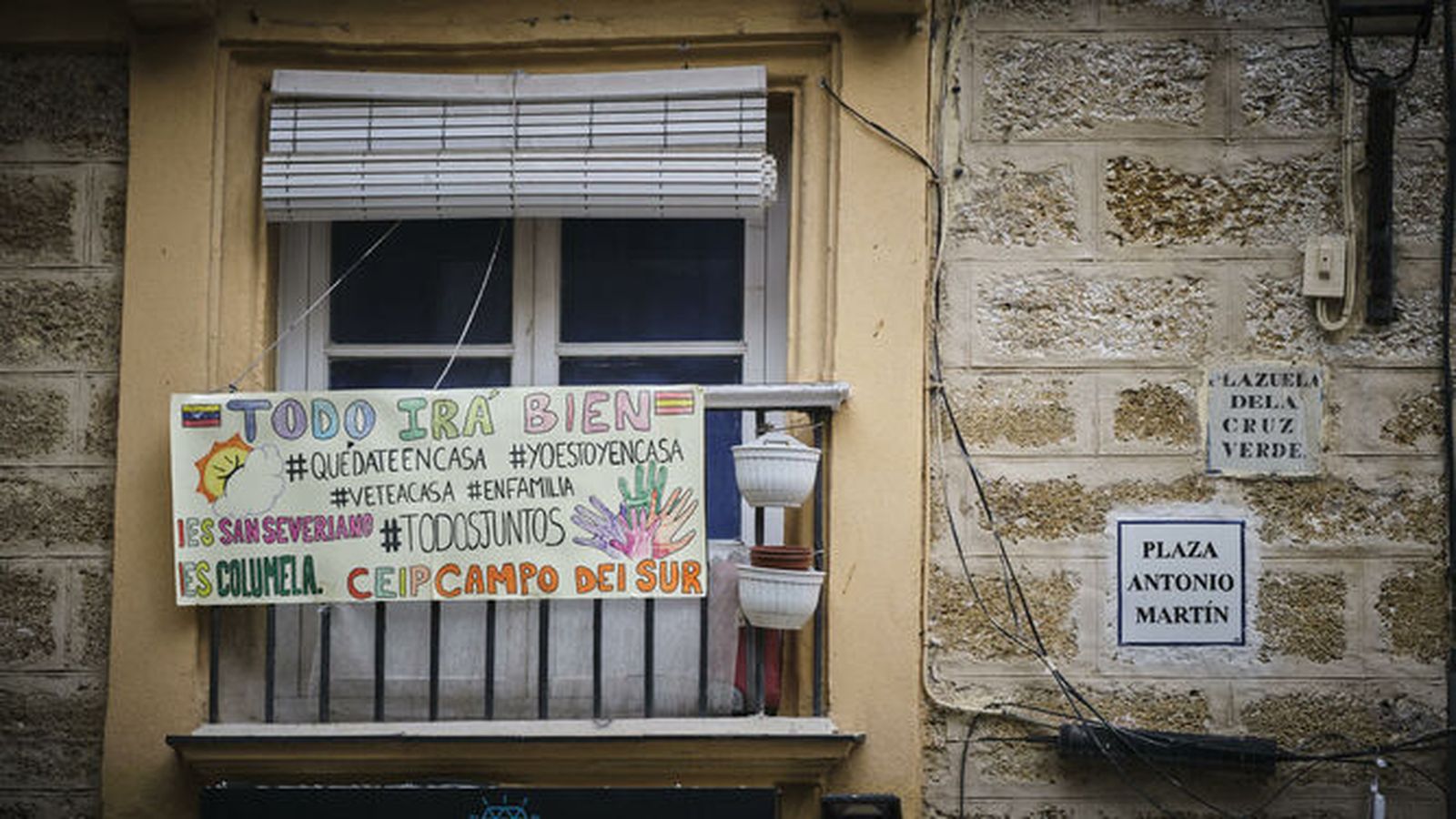 Balcón con con una pancarta pintada por chavales de los institutos Columela y San Severiano