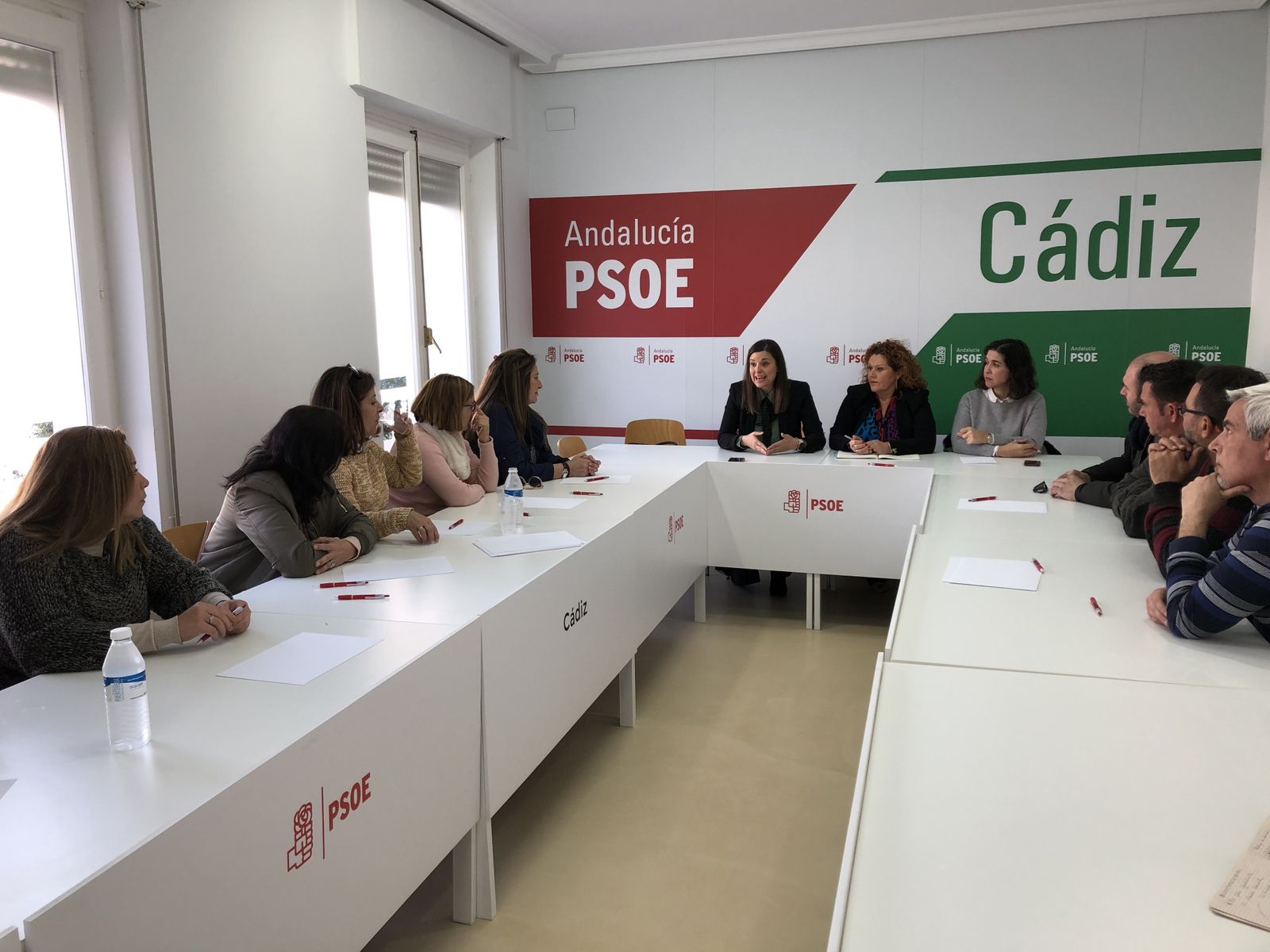Representantes del PSOE provincial y local, con trabajadores del comedor del cuartel de Camposoto.
